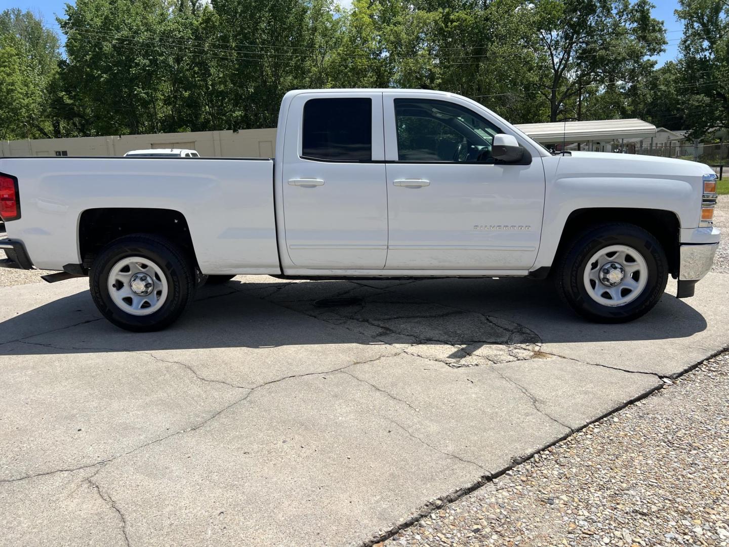 2015 White /Gray Chevrolet Silverado 1500 LT (1GCRCREC6FZ) with an 5.3L V8 OHV 16V engine, 6-Speed Automatic transmission, located at 4520 Airline Hwy, Baton Rouge, LA, 70805, (225) 357-1497, 30.509325, -91.145432 - 2015 Chevy Silverado Double Cab LT 5.3 V8 Gas, 238K Miles, Power Windows, Locks & Mirrors, 6 Passenger Seating, A/C & Heat, Rear Camera, Spray In Liner, Towing Package, Truck Does Have Minor Dents & Scratches. FOR INFORMATION, PLEASE CONTACT JEFF AT 225-413-0981 CHECK OUT OUR A+ RATING WITH THE B - Photo#4