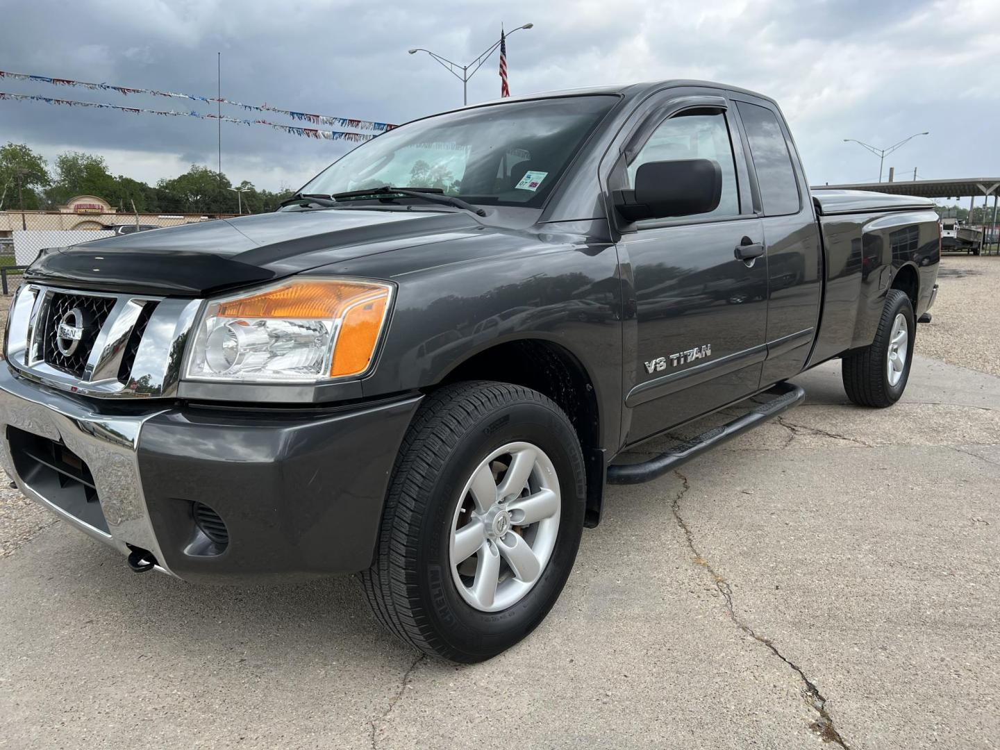 2008 Dark Gray /Gray Nissan Titan SE (1N6BA06F98N) with an 5.6L V8 engine, 5-Speed Automatic Overdrive transmission, located at 4520 Airline Hwy, Baton Rouge, LA, 70805, (225) 357-1497, 30.509325, -91.145432 - 2008 Nissan Titan King Cab SE 4WD 5.6L Gas, 215K Miles, Power Windows, Locks & Mirrors, A/C & Heat, Spray In Liner, Bed Cover, Towing Package, Truck Does Have Minor Dent IN Front Bumper. FOR INFORMATION, PLEASE CONTACT JEFF AT 225-413-0981 CHECK OUT OUR A+ RATING WITH THE BETTER BUSINESS BUREAU WE H - Photo#0