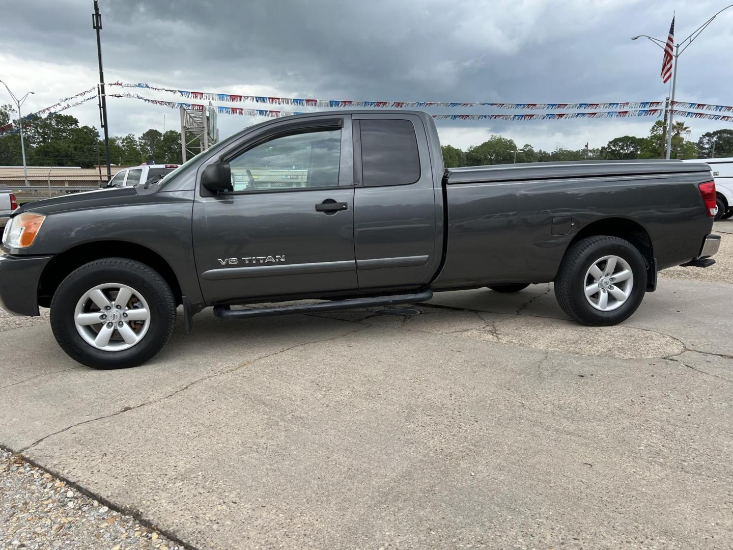 2008 Dark Gray /Gray Nissan Titan SE (1N6BA06F98N) with an 5.6L V8 engine, 5-Speed Automatic Overdrive transmission, located at 4520 Airline Hwy, Baton Rouge, LA, 70805, (225) 357-1497, 30.509325, -91.145432 - 2008 Nissan Titan King Cab SE 4WD 5.6L Gas, 215K Miles, Power Windows, Locks & Mirrors, A/C & Heat, Spray In Liner, Bed Cover, Towing Package, Truck Does Have Minor Dent IN Front Bumper. FOR INFORMATION, PLEASE CONTACT JEFF AT 225-413-0981 CHECK OUT OUR A+ RATING WITH THE BETTER BUSINESS BUREAU WE H - Photo#1