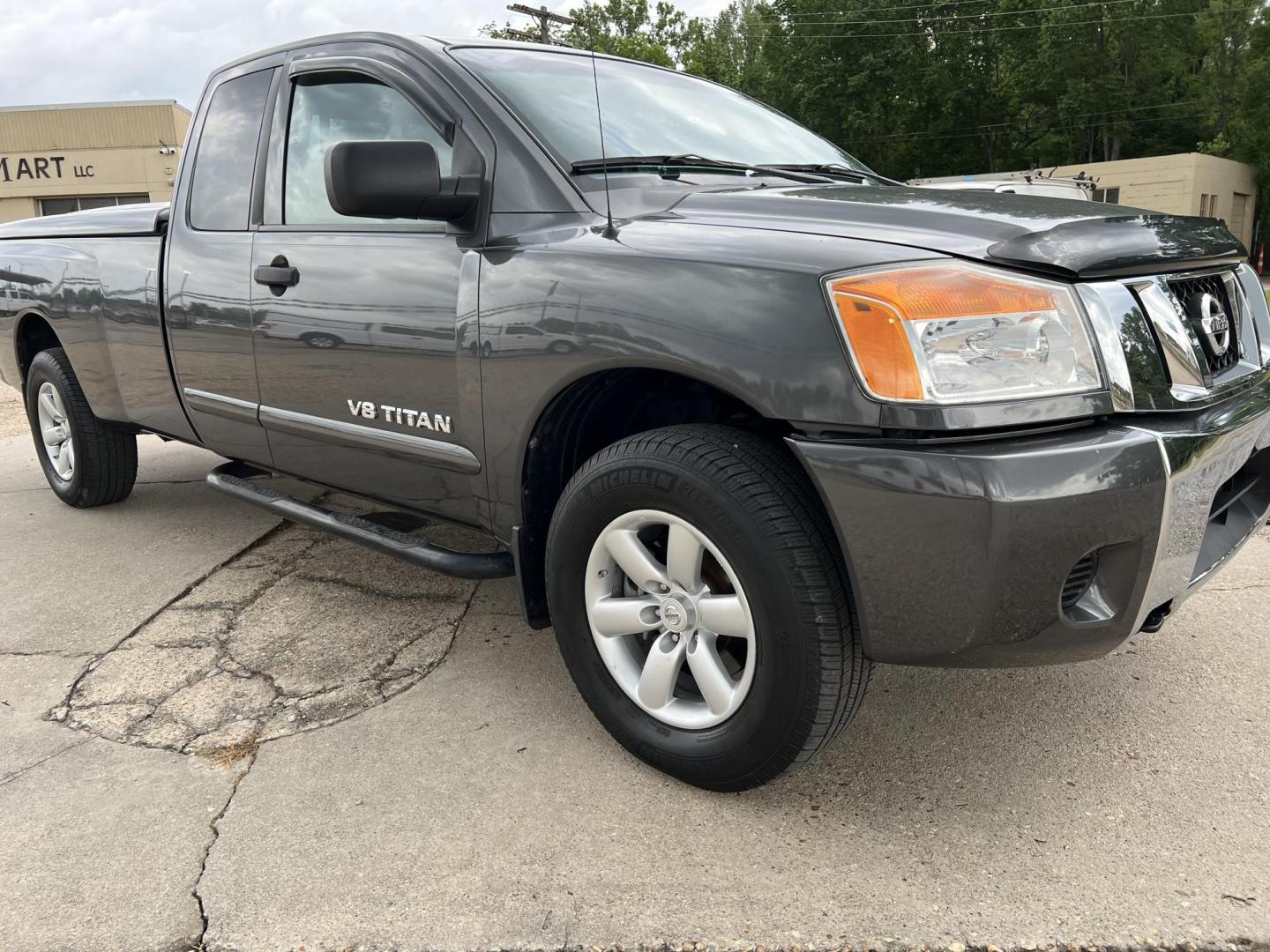 2008 Dark Gray /Gray Nissan Titan SE (1N6BA06F98N) with an 5.6L V8 engine, 5-Speed Automatic Overdrive transmission, located at 4520 Airline Hwy, Baton Rouge, LA, 70805, (225) 357-1497, 30.509325, -91.145432 - 2008 Nissan Titan King Cab SE 4WD 5.6L Gas, 215K Miles, Power Windows, Locks & Mirrors, A/C & Heat, Spray In Liner, Bed Cover, Towing Package, Truck Does Have Minor Dent IN Front Bumper. FOR INFORMATION, PLEASE CONTACT JEFF AT 225-413-0981 CHECK OUT OUR A+ RATING WITH THE BETTER BUSINESS BUREAU WE H - Photo#3