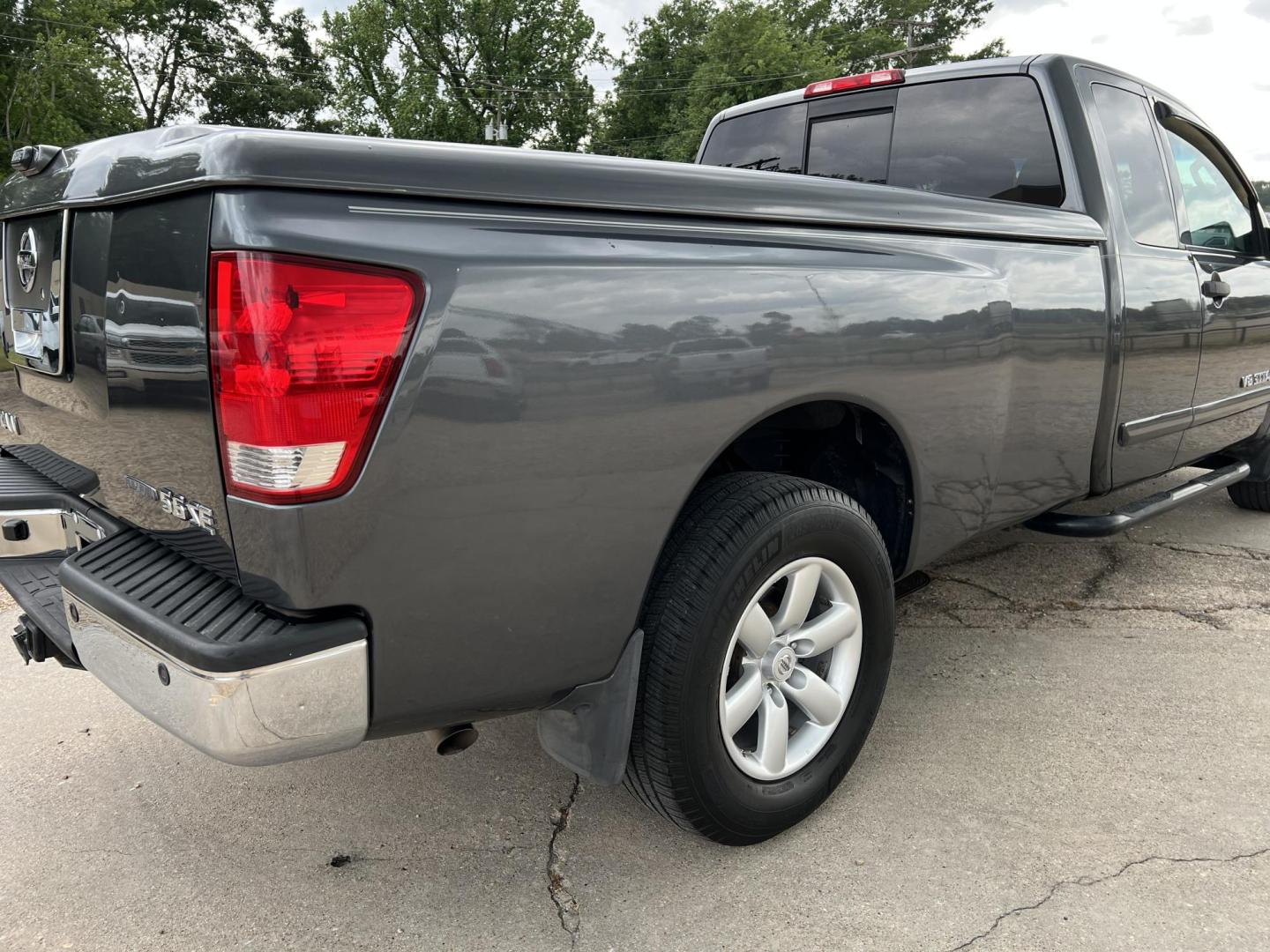 2008 Dark Gray /Gray Nissan Titan SE (1N6BA06F98N) with an 5.6L V8 engine, 5-Speed Automatic Overdrive transmission, located at 4520 Airline Hwy, Baton Rouge, LA, 70805, (225) 357-1497, 30.509325, -91.145432 - 2008 Nissan Titan King Cab SE 4WD 5.6L Gas, 215K Miles, Power Windows, Locks & Mirrors, A/C & Heat, Spray In Liner, Bed Cover, Towing Package, Truck Does Have Minor Dent IN Front Bumper. FOR INFORMATION, PLEASE CONTACT JEFF AT 225-413-0981 CHECK OUT OUR A+ RATING WITH THE BETTER BUSINESS BUREAU WE H - Photo#5