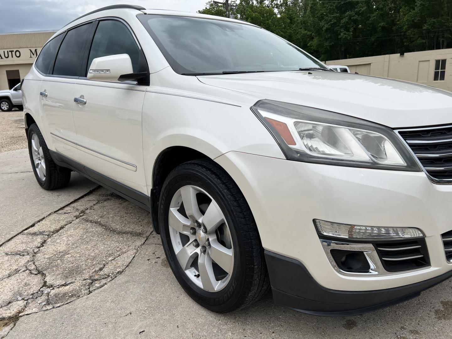 2015 White /Black Chevrolet Traverse LTZ (1GNKRJKD6FJ) with an 3.6L V6 DOHC 24V engine, 6-Speed Automatic transmission, located at 4520 Airline Hwy, Baton Rouge, LA, 70805, (225) 357-1497, 30.509325, -91.145432 - 2015 Chevrolet Traverse LTZ **ONE OWNER & NO ACCIDENTS** 3.6 V6 Gas, 119K Miles, Heated & Cooled Leather, Sunroof, Power Windows, Locks, Mirrors & Lift Gate, 7 Passenger Seating, A/C & Heat, Rear Camera, Towing Package. FOR INFORMATION, PLEASE CONTACT JEFF AT 225-413-0981 CHECK OUT OUR A+ RATING WIT - Photo#3