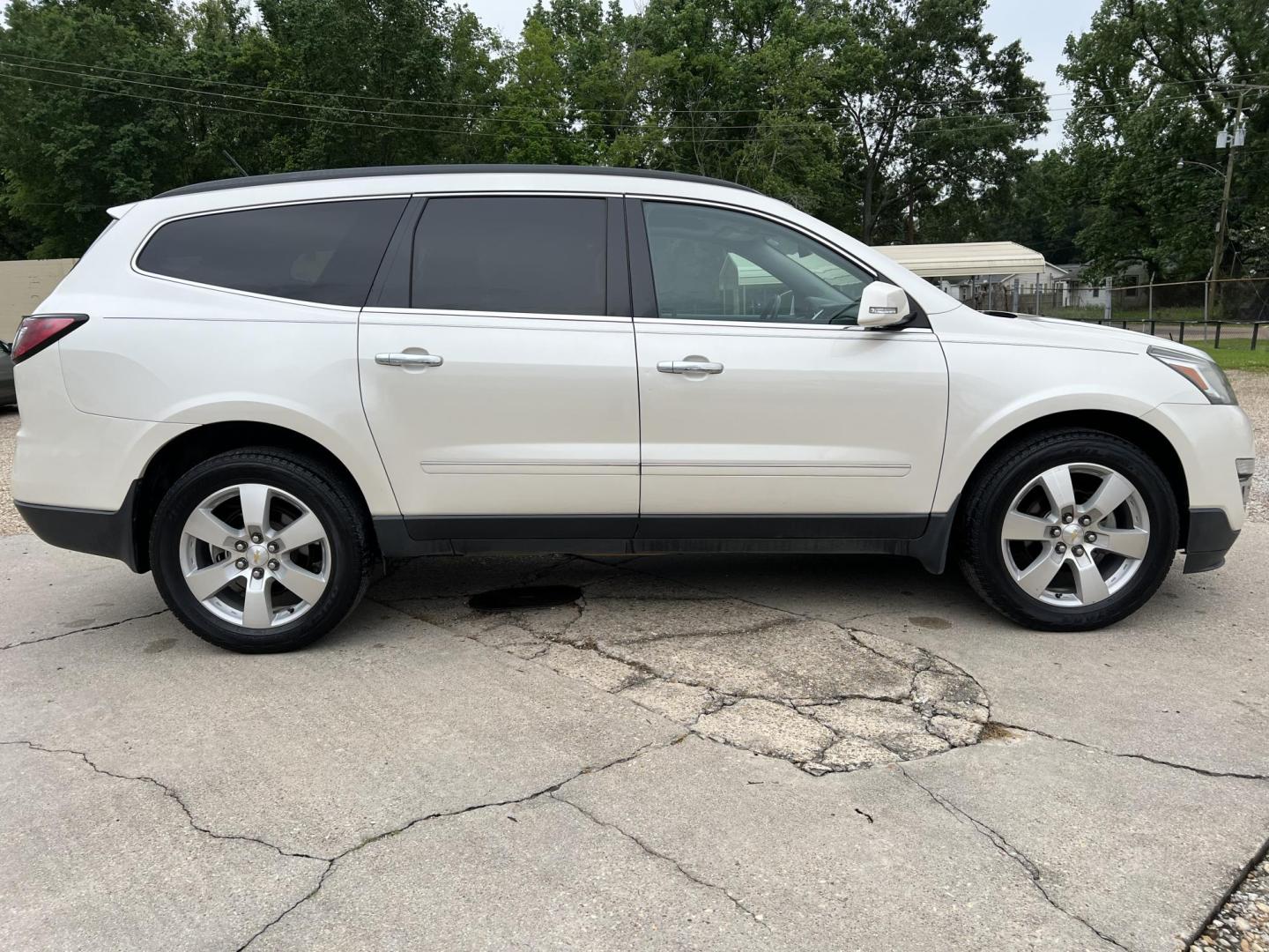 2015 White /Black Chevrolet Traverse LTZ (1GNKRJKD6FJ) with an 3.6L V6 DOHC 24V engine, 6-Speed Automatic transmission, located at 4520 Airline Hwy, Baton Rouge, LA, 70805, (225) 357-1497, 30.509325, -91.145432 - 2015 Chevrolet Traverse LTZ **ONE OWNER & NO ACCIDENTS** 3.6 V6 Gas, 119K Miles, Heated & Cooled Leather, Sunroof, Power Windows, Locks, Mirrors & Lift Gate, 7 Passenger Seating, A/C & Heat, Rear Camera, Towing Package. FOR INFORMATION, PLEASE CONTACT JEFF AT 225-413-0981 CHECK OUT OUR A+ RATING WIT - Photo#4