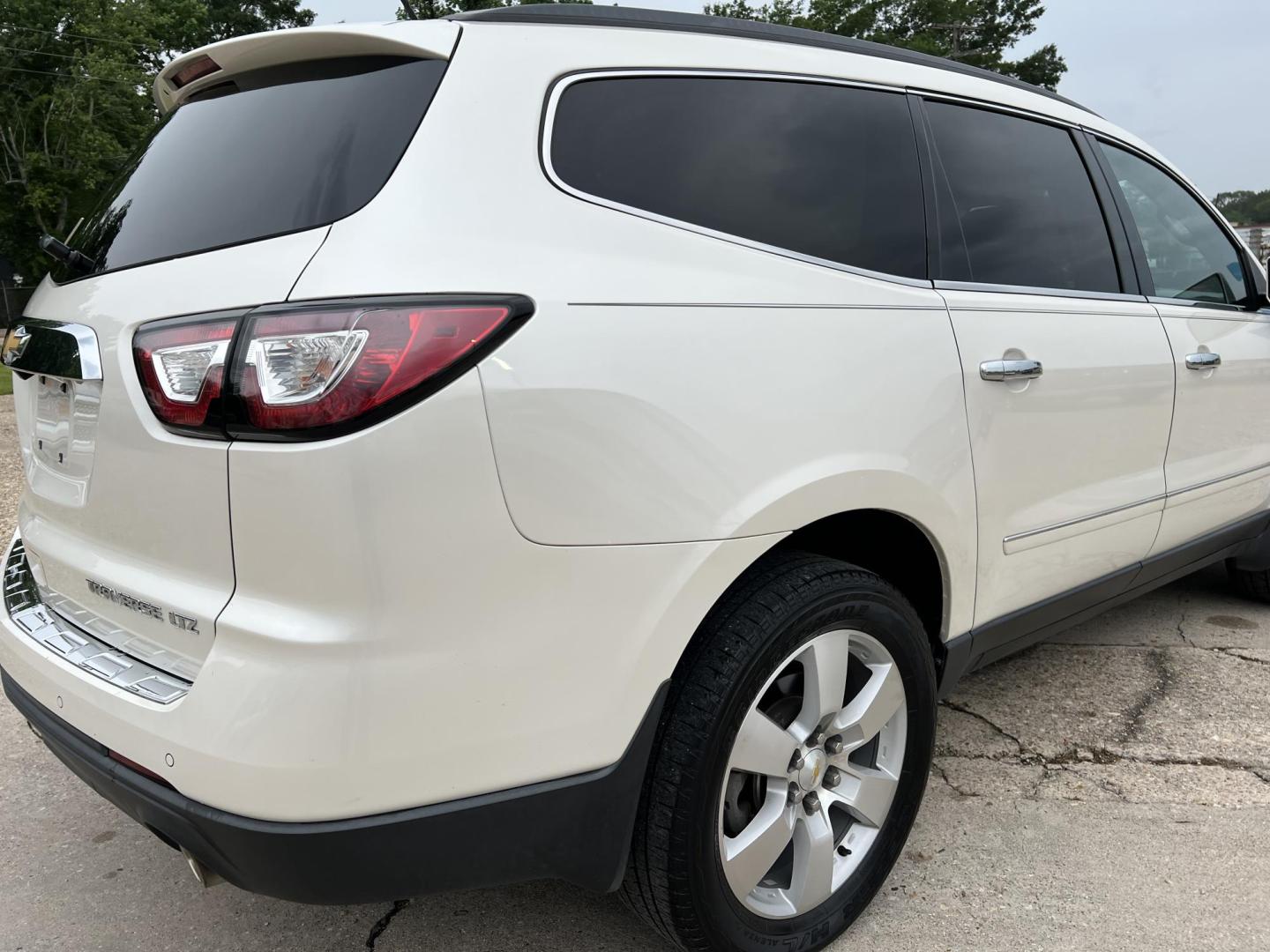 2015 White /Black Chevrolet Traverse LTZ (1GNKRJKD6FJ) with an 3.6L V6 DOHC 24V engine, 6-Speed Automatic transmission, located at 4520 Airline Hwy, Baton Rouge, LA, 70805, (225) 357-1497, 30.509325, -91.145432 - 2015 Chevrolet Traverse LTZ **ONE OWNER & NO ACCIDENTS** 3.6 V6 Gas, 119K Miles, Heated & Cooled Leather, Sunroof, Power Windows, Locks, Mirrors & Lift Gate, 7 Passenger Seating, A/C & Heat, Rear Camera, Towing Package. FOR INFORMATION, PLEASE CONTACT JEFF AT 225-413-0981 CHECK OUT OUR A+ RATING WIT - Photo#5