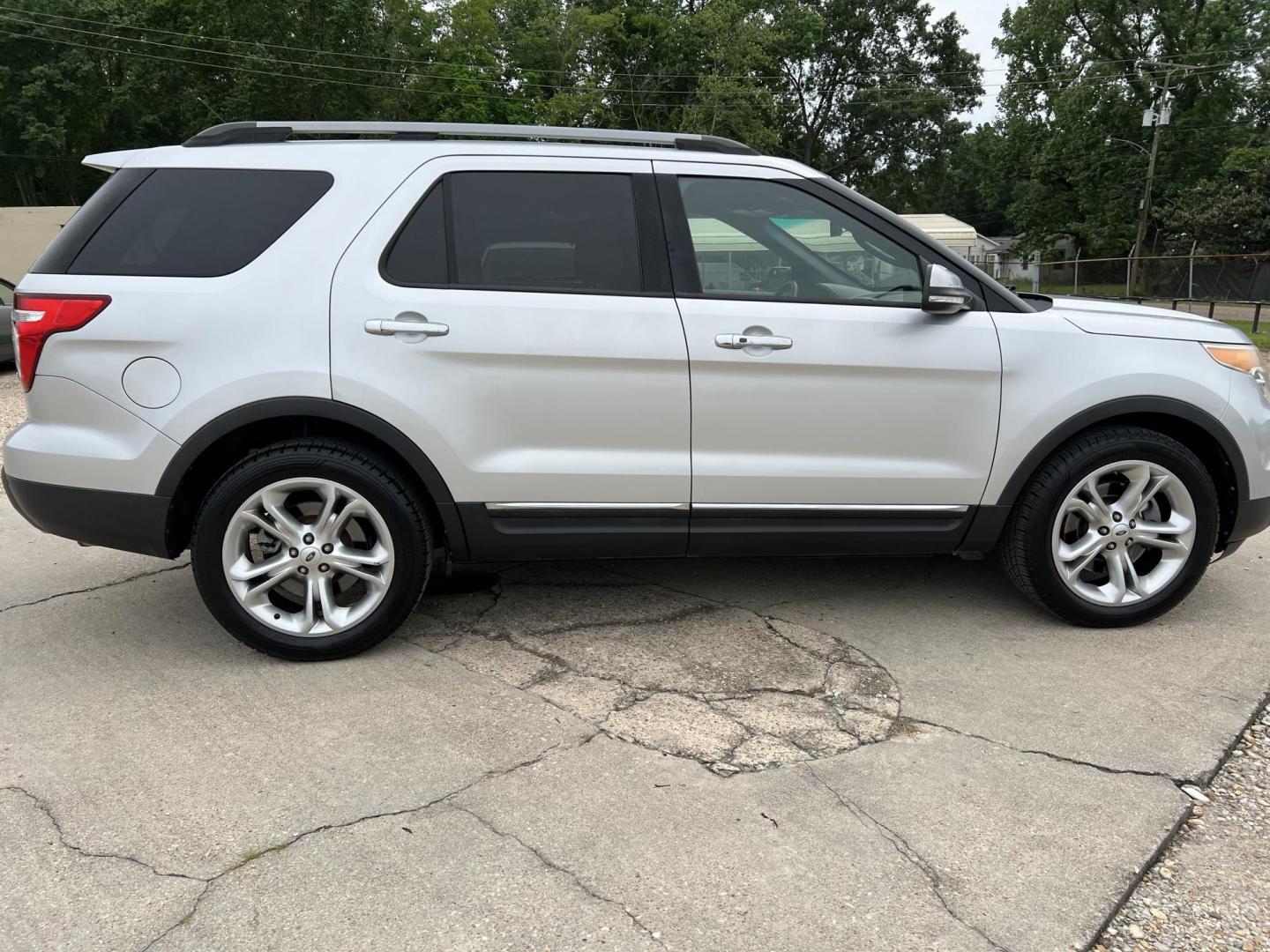 2013 Silver /Gray Ford Explorer Limited (1FM5K7F89DG) with an 3.5L V6 DOHC 24V engine, 6-Speed Automatic transmission, located at 4520 Airline Hwy, Baton Rouge, LA, 70805, (225) 357-1497, 30.509325, -91.145432 - 2013 Ford Explorer Limited **NO ACCIDENTS** 3.5 V6 Gas, 158K Miles, Leather, Power Windows, Locks & Mirrors, 7 Passenger Seating, Dual A/C & Heat, Rear Camera. Does Have A Minor Dent In The Door. FOR INFORMATION, PLEASE CONTACT JEFF AT 225-413-0981 CHECK OUT OUR A+ RATING WITH THE BETTER BUSINESS - Photo#4