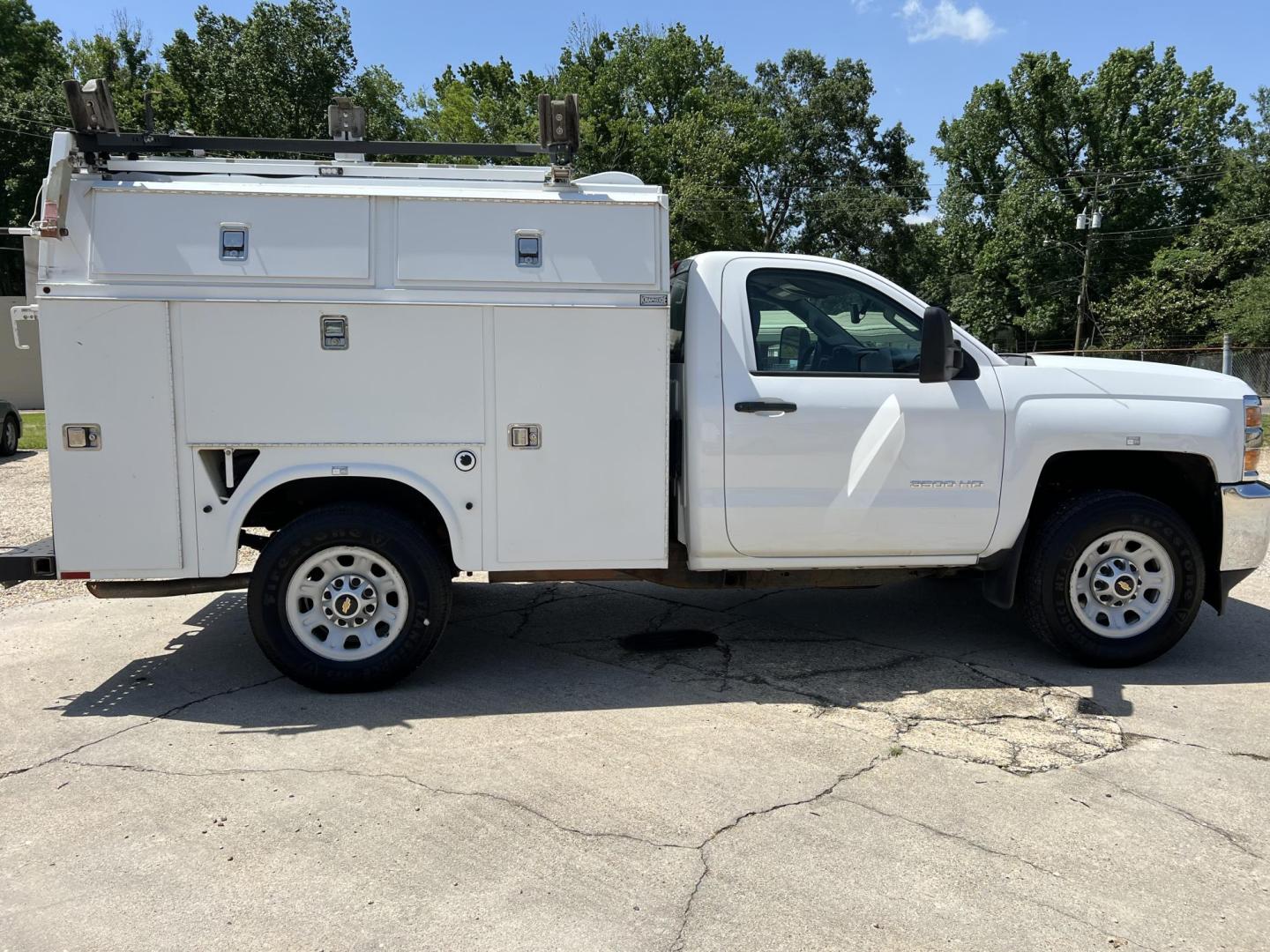 2015 White /Gray Chevrolet Silverado 3500HD Work Truck Long Box (1GB3CYCG9FZ) with an 6.0L V8 OHV 16V FFV engine, 6-Speed Automatic transmission, located at 4520 Airline Hwy, Baton Rouge, LA, 70805, (225) 357-1497, 30.509325, -91.145432 - 2015 Chevrolet Silverado 3500HD 2WD 6.0 V8 Gas, 149K Miles, Cold A/C, Power Locks, Knapheide Work Bed And Much More, Tow Pkg. FOR INFO PLEASE CONTACT JEFF AT 225-413-0981 CHECK OUT OUR A+ RATING WITH THE BETTER BUSINESS BUREAU WE HAVE BEEN A FAMILY OWNED AND OPERATED BUSINESS AT THE SAME LOCATION FO - Photo#4