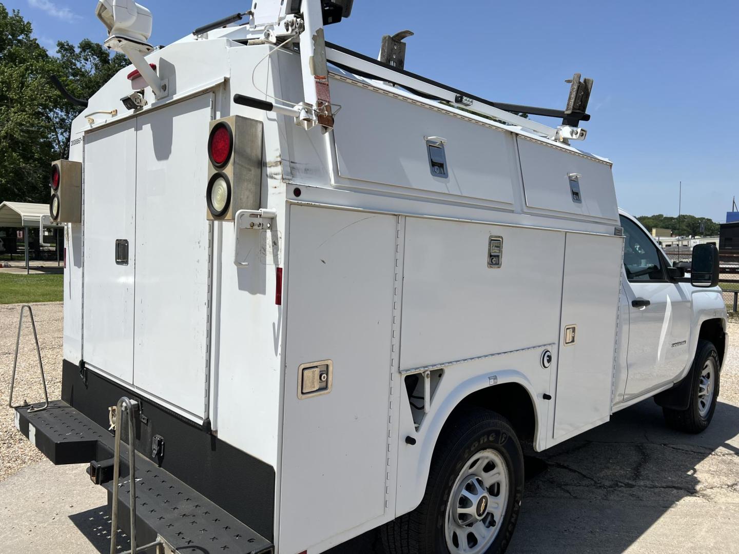 2015 White /Gray Chevrolet Silverado 3500HD Work Truck Long Box (1GB3CYCG9FZ) with an 6.0L V8 OHV 16V FFV engine, 6-Speed Automatic transmission, located at 4520 Airline Hwy, Baton Rouge, LA, 70805, (225) 357-1497, 30.509325, -91.145432 - 2015 Chevrolet Silverado 3500HD 2WD 6.0 V8 Gas, 149K Miles, Cold A/C, Power Locks, Knapheide Work Bed And Much More, Tow Pkg. FOR INFO PLEASE CONTACT JEFF AT 225-413-0981 CHECK OUT OUR A+ RATING WITH THE BETTER BUSINESS BUREAU WE HAVE BEEN A FAMILY OWNED AND OPERATED BUSINESS AT THE SAME LOCATION FO - Photo#5