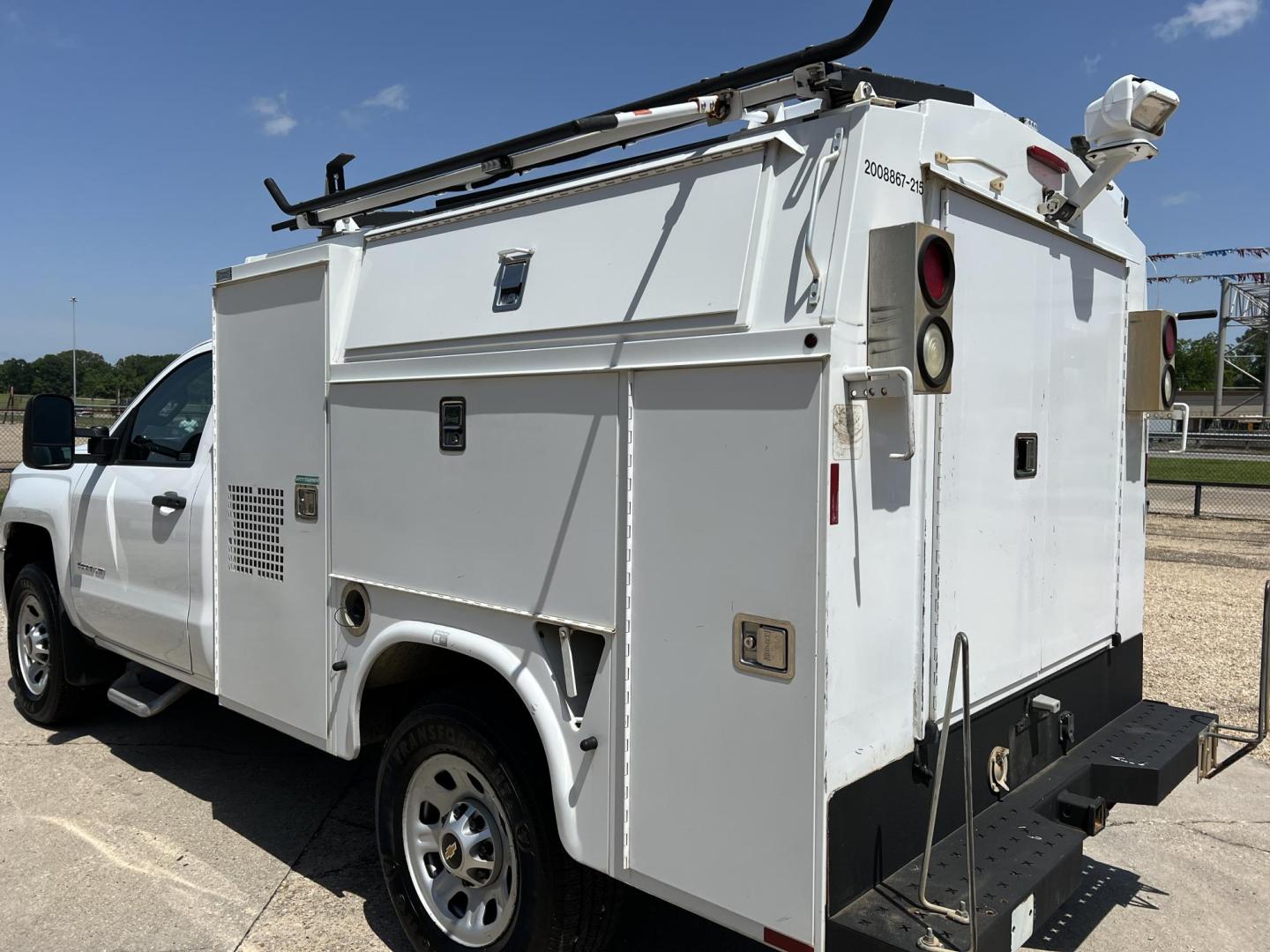 2015 White /Gray Chevrolet Silverado 3500HD Work Truck Long Box (1GB3CYCG9FZ) with an 6.0L V8 OHV 16V FFV engine, 6-Speed Automatic transmission, located at 4520 Airline Hwy, Baton Rouge, LA, 70805, (225) 357-1497, 30.509325, -91.145432 - 2015 Chevrolet Silverado 3500HD 2WD 6.0 V8 Gas, 149K Miles, Cold A/C, Power Locks, Knapheide Work Bed And Much More, Tow Pkg. FOR INFO PLEASE CONTACT JEFF AT 225-413-0981 CHECK OUT OUR A+ RATING WITH THE BETTER BUSINESS BUREAU WE HAVE BEEN A FAMILY OWNED AND OPERATED BUSINESS AT THE SAME LOCATION FO - Photo#7