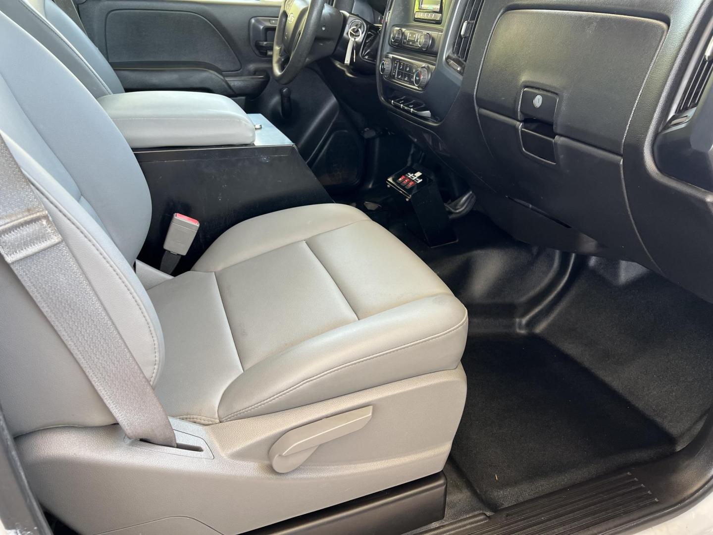 2015 White /Gray Chevrolet Silverado 3500HD Work Truck Long Box (1GB3CYCG9FZ) with an 6.0L V8 OHV 16V FFV engine, 6-Speed Automatic transmission, located at 4520 Airline Hwy, Baton Rouge, LA, 70805, (225) 357-1497, 30.509325, -91.145432 - 2015 Chevrolet Silverado 3500HD 2WD 6.0 V8 Gas, 149K Miles, Cold A/C, Power Locks, Knapheide Work Bed And Much More, Tow Pkg. FOR INFO PLEASE CONTACT JEFF AT 225-413-0981 CHECK OUT OUR A+ RATING WITH THE BETTER BUSINESS BUREAU WE HAVE BEEN A FAMILY OWNED AND OPERATED BUSINESS AT THE SAME LOCATION FO - Photo#13