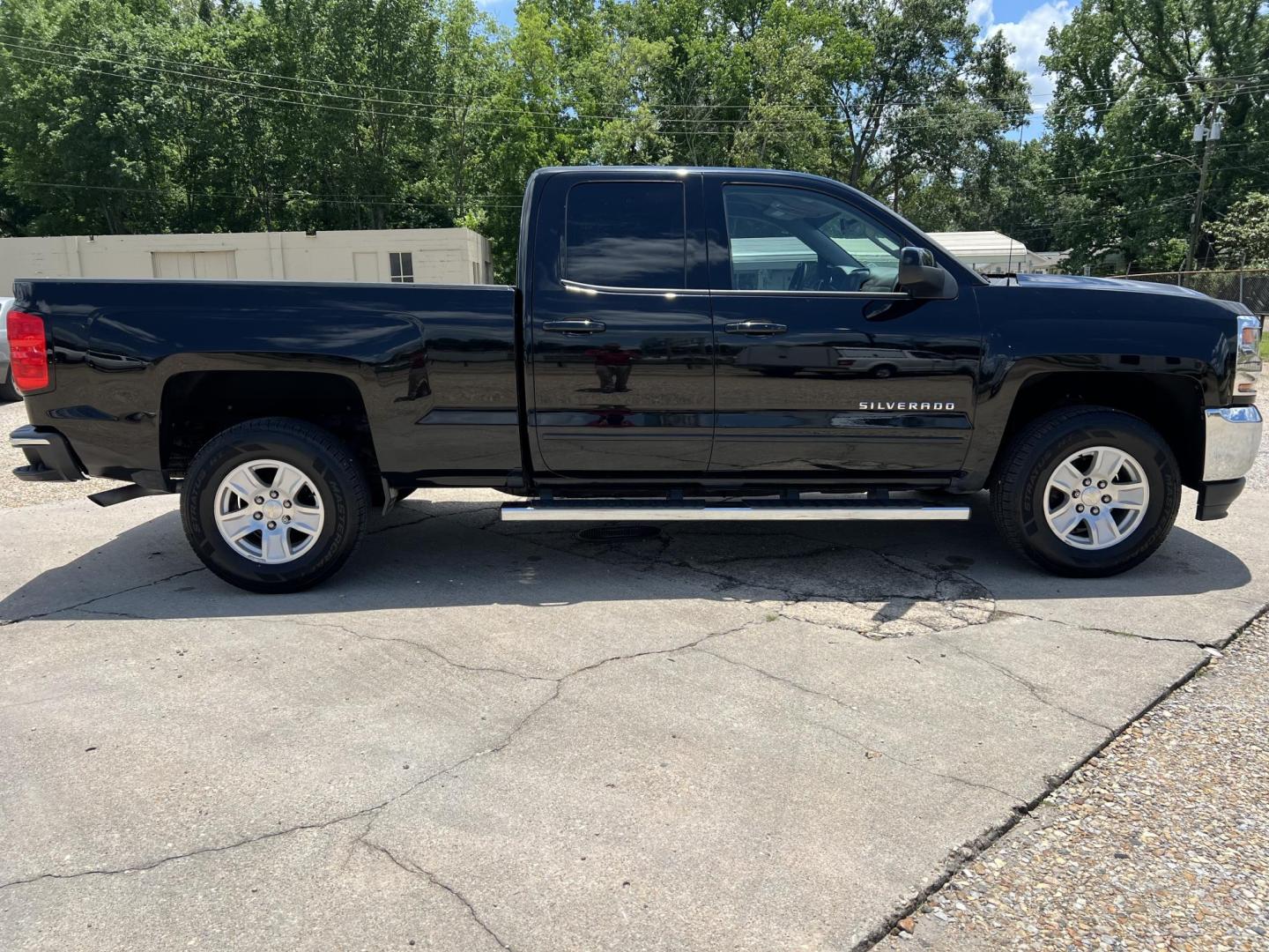 2018 Black /Black Chevrolet Silverado 1500 LT (1GCRCREC3JZ) with an 5.3L V8 OHV 16V engine, 6-Speed Automatic transmission, located at 4520 Airline Hwy, Baton Rouge, LA, 70805, (225) 357-1497, 30.509325, -91.145432 - 2018 Chevrolet Silverado 1500 Double Cab LT 5.3 V8 Gas, 125K Miles, Cold A/C, Power Windows, Locks & Mirrors, New Tires, Tow Package, Truck Does Have Minor Dents. FOR INFO PLEASE CONTACT JEFF AT 225-413-0981 CHECK OUT OUR A+ RATING WITH THE BETTER BUSINESS BUREAU WE HAVE BEEN A FAMILY OWNED AND O - Photo#4