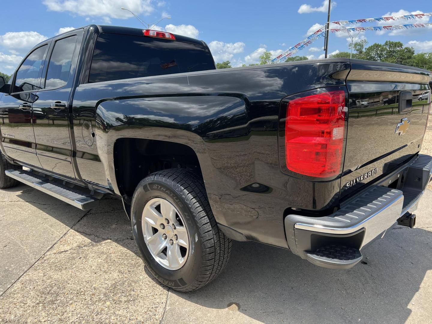 2018 Black /Black Chevrolet Silverado 1500 LT (1GCRCREC3JZ) with an 5.3L V8 OHV 16V engine, 6-Speed Automatic transmission, located at 4520 Airline Hwy, Baton Rouge, LA, 70805, (225) 357-1497, 30.509325, -91.145432 - 2018 Chevrolet Silverado 1500 Double Cab LT 5.3 V8 Gas, 125K Miles, Cold A/C, Power Windows, Locks & Mirrors, New Tires, Tow Package, Truck Does Have Minor Dents. FOR INFO PLEASE CONTACT JEFF AT 225-413-0981 CHECK OUT OUR A+ RATING WITH THE BETTER BUSINESS BUREAU WE HAVE BEEN A FAMILY OWNED AND O - Photo#7