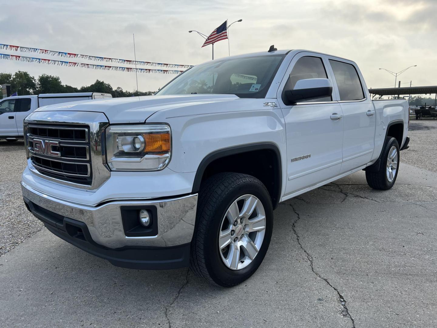 2014 White /Black GMC Sierra 1500 SLE (3GTU2UEC6EG) with an 5.3L V8 OHV 16V engine, 6-Speed Automatic transmission, located at 4520 Airline Hwy, Baton Rouge, LA, 70805, (225) 357-1497, 30.509325, -91.145432 - 2014 GMC Sierra Crew Cab SLE Z71 4X4 ***ONE OWNER & NO ACCIDENTS*** 5.3 V8 Gas, 202K Miles, Cold A/C, Leather, Power Windows, Locks & Mirrors, Spray In Bedliner, Backup Camera, Tow Package. FOR INFO PLEASE CONTACT JEFF AT 225-413-0981 CHECK OUT OUR A+ RATING WITH THE BETTER BUSINESS BUREAU WE HAVE - Photo#0