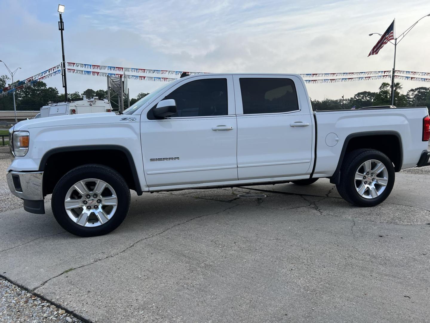 2014 White /Black GMC Sierra 1500 SLE (3GTU2UEC6EG) with an 5.3L V8 OHV 16V engine, 6-Speed Automatic transmission, located at 4520 Airline Hwy, Baton Rouge, LA, 70805, (225) 357-1497, 30.509325, -91.145432 - 2014 GMC Sierra Crew Cab SLE Z71 4X4 ***ONE OWNER & NO ACCIDENTS*** 5.3 V8 Gas, 202K Miles, Cold A/C, Leather, Power Windows, Locks & Mirrors, Spray In Bedliner, Backup Camera, Tow Package. FOR INFO PLEASE CONTACT JEFF AT 225-413-0981 CHECK OUT OUR A+ RATING WITH THE BETTER BUSINESS BUREAU WE HAVE - Photo#1