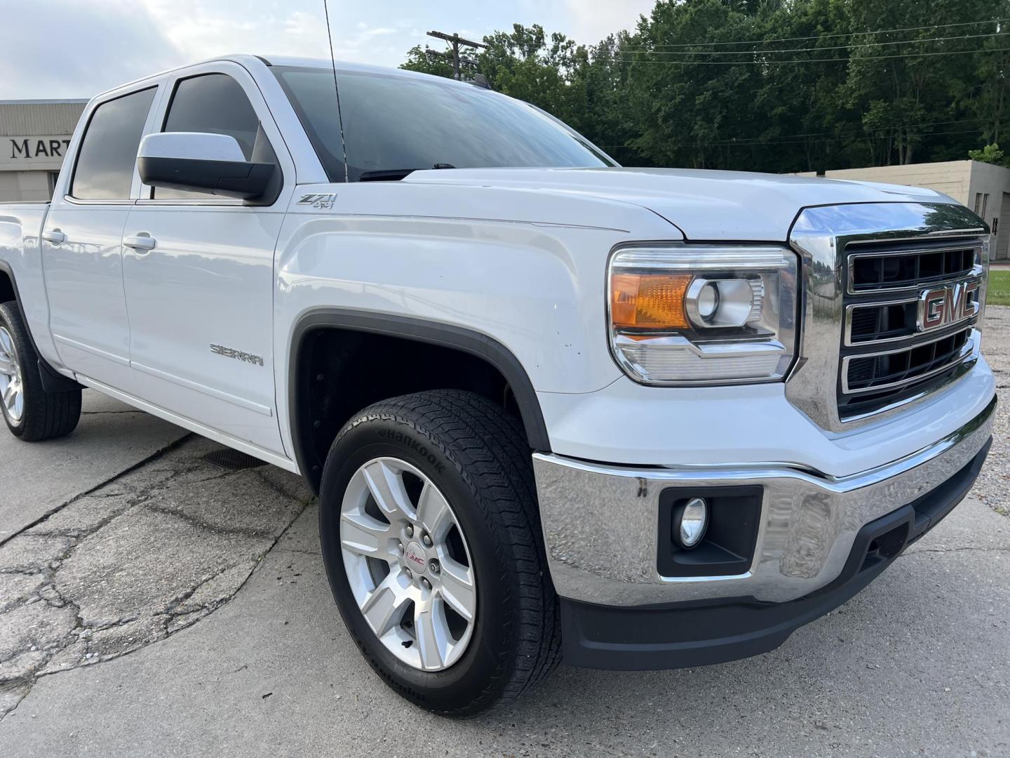 2014 White /Black GMC Sierra 1500 SLE (3GTU2UEC6EG) with an 5.3L V8 OHV 16V engine, 6-Speed Automatic transmission, located at 4520 Airline Hwy, Baton Rouge, LA, 70805, (225) 357-1497, 30.509325, -91.145432 - 2014 GMC Sierra Crew Cab SLE Z71 4X4 ***ONE OWNER & NO ACCIDENTS*** 5.3 V8 Gas, 202K Miles, Cold A/C, Leather, Power Windows, Locks & Mirrors, Spray In Bedliner, Backup Camera, Tow Package. FOR INFO PLEASE CONTACT JEFF AT 225-413-0981 CHECK OUT OUR A+ RATING WITH THE BETTER BUSINESS BUREAU WE HAVE - Photo#3