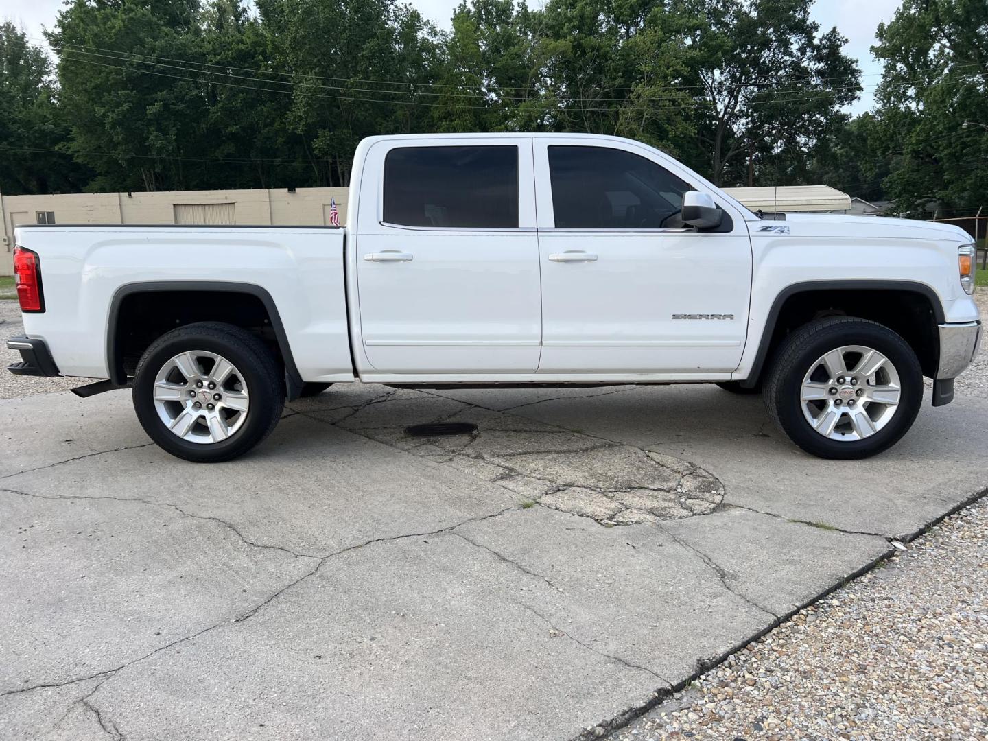 2014 White /Black GMC Sierra 1500 SLE (3GTU2UEC6EG) with an 5.3L V8 OHV 16V engine, 6-Speed Automatic transmission, located at 4520 Airline Hwy, Baton Rouge, LA, 70805, (225) 357-1497, 30.509325, -91.145432 - 2014 GMC Sierra Crew Cab SLE Z71 4X4 ***ONE OWNER & NO ACCIDENTS*** 5.3 V8 Gas, 202K Miles, Cold A/C, Leather, Power Windows, Locks & Mirrors, Spray In Bedliner, Backup Camera, Tow Package. FOR INFO PLEASE CONTACT JEFF AT 225-413-0981 CHECK OUT OUR A+ RATING WITH THE BETTER BUSINESS BUREAU WE HAVE - Photo#4
