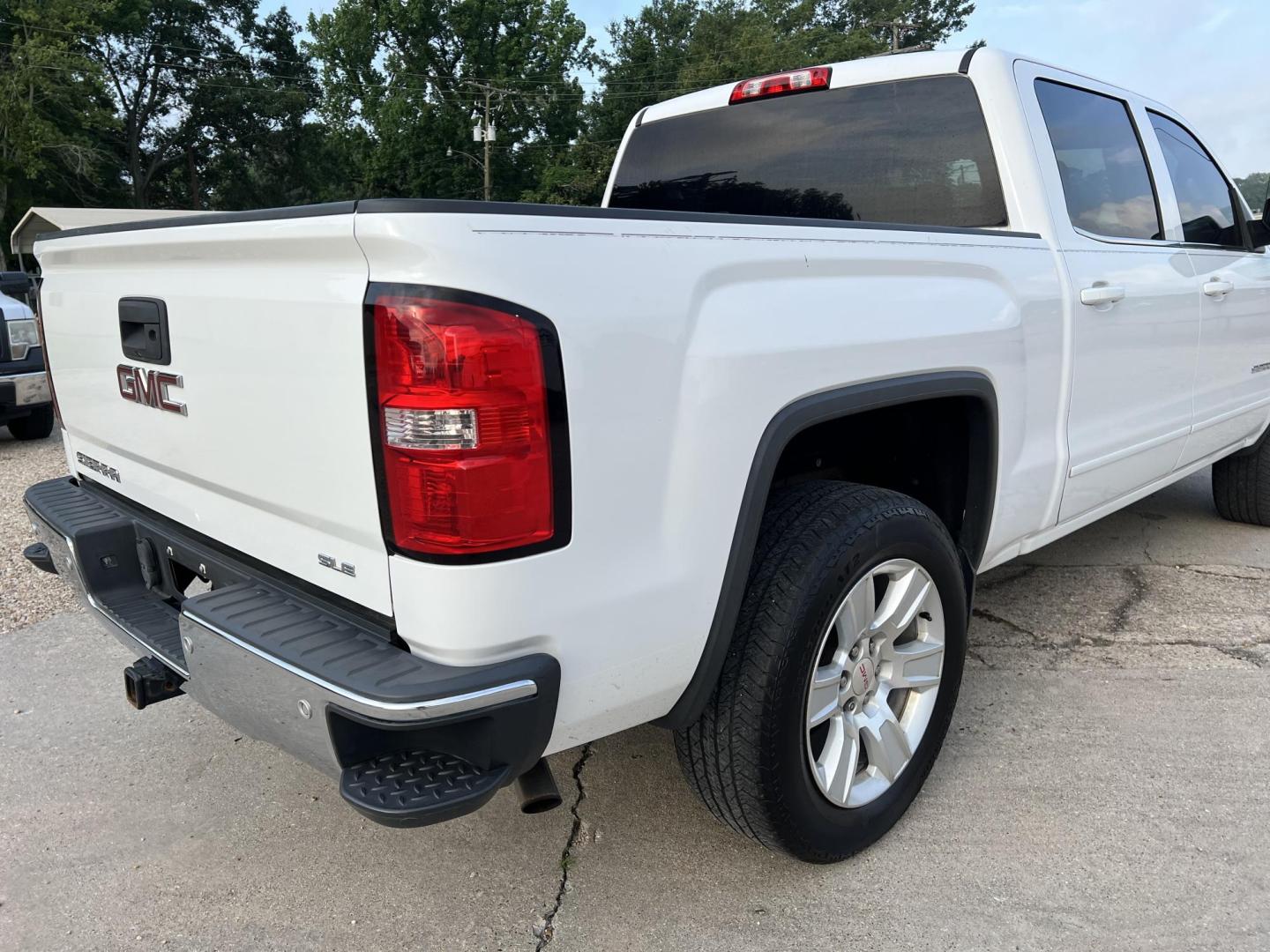 2014 White /Black GMC Sierra 1500 SLE (3GTU2UEC6EG) with an 5.3L V8 OHV 16V engine, 6-Speed Automatic transmission, located at 4520 Airline Hwy, Baton Rouge, LA, 70805, (225) 357-1497, 30.509325, -91.145432 - 2014 GMC Sierra Crew Cab SLE Z71 4X4 ***ONE OWNER & NO ACCIDENTS*** 5.3 V8 Gas, 202K Miles, Cold A/C, Leather, Power Windows, Locks & Mirrors, Spray In Bedliner, Backup Camera, Tow Package. FOR INFO PLEASE CONTACT JEFF AT 225-413-0981 CHECK OUT OUR A+ RATING WITH THE BETTER BUSINESS BUREAU WE HAVE - Photo#5