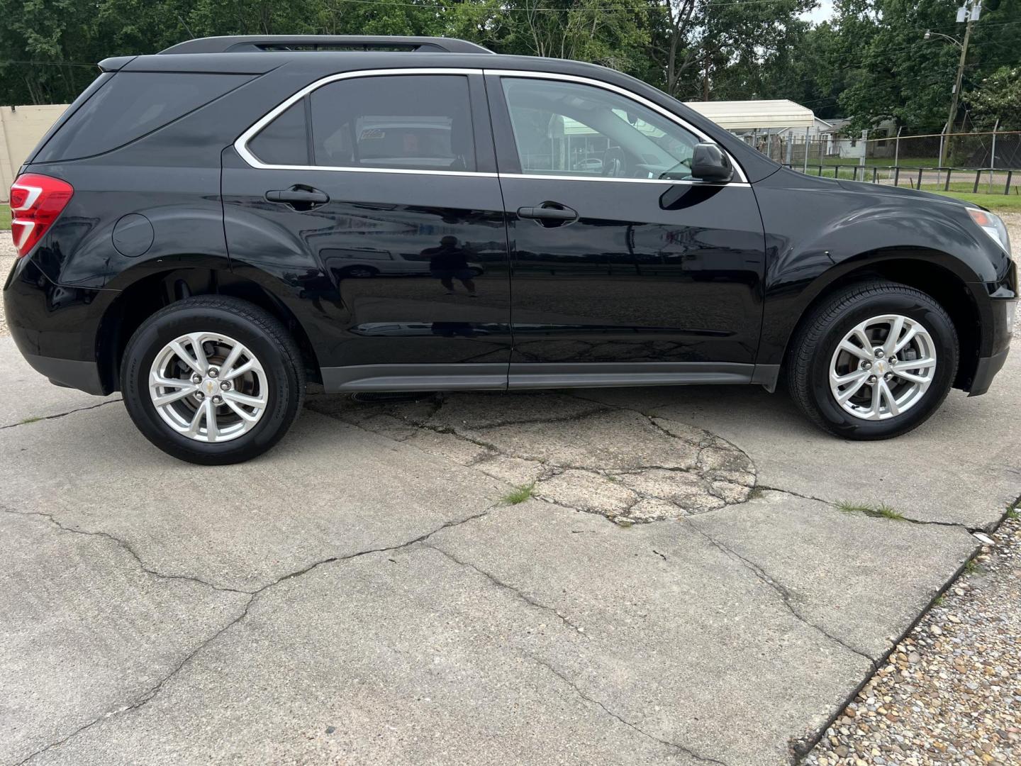 2017 Black /Gray Chevrolet Equinox LT (2GNALCEK1H1) with an 2.4L L4 DOHC 16V FFV engine, Automatic transmission, located at 4520 Airline Hwy, Baton Rouge, LA, 70805, (225) 357-1497, 30.509325, -91.145432 - 2017 Chevrolet Equinox LT 2.4L 4 Cylinder Gas, 98K Miles, Cold A/C, Power Windows, Locks & Mirrors, Backup Camera, Alloy Wheels. Has Minor Dent Bottom Of Drivers Door. FOR INFO PLEASE CONTACT JEFF AT 225-413-0981 CHECK OUT OUR A+ RATING WITH THE BETTER BUSINESS BUREAU WE HAVE BEEN A FAMILY OWNED AN - Photo#4