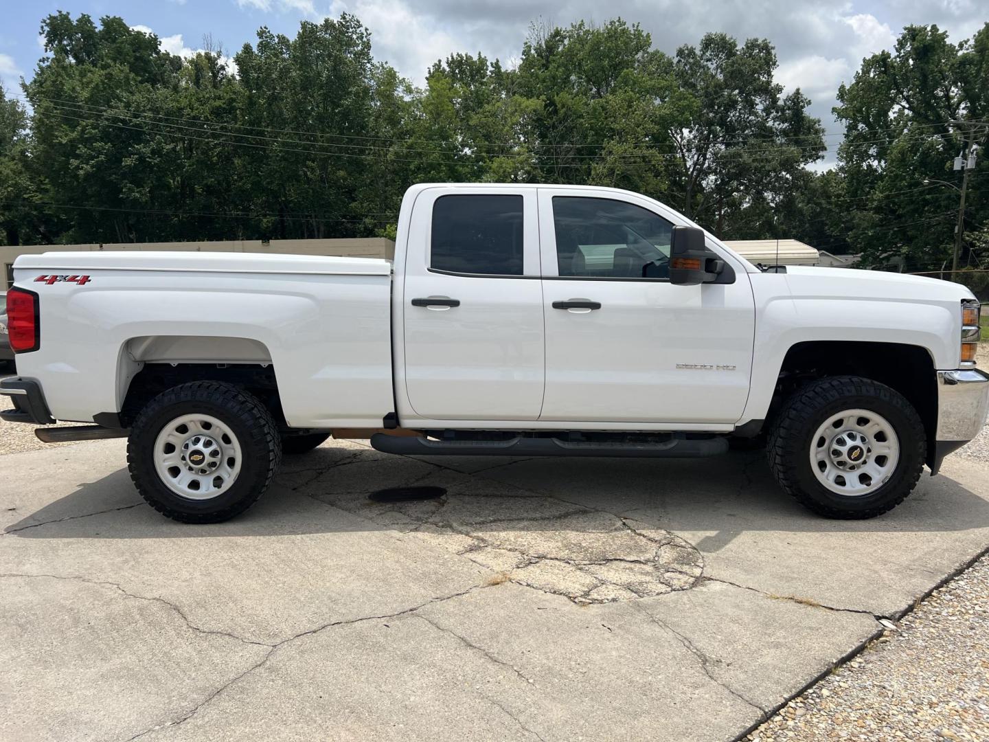 2018 White /Gray Chevrolet Silverado 2500HD Work Truck (1GC2KUEG8JZ) with an 6.0L V8 engine, 6-Speed Automatic transmission, located at 4520 Airline Hwy, Baton Rouge, LA, 70805, (225) 357-1497, 30.509325, -91.145432 - 2018 Chevrolet Silverado 2500 Double Cab 4X4 6.0 V8 Gas, 152K Miles, Cold A/C, Power Windows, Locks & Mirrors, Backup Camera, New Tires,Tow Package, ARE Bed Cover, Cargo Glide In The Bed. FOR INFO PLEASE CONTACT JEFF AT 225-413-0981 CHECK OUT OUR A+ RATING WITH THE BETTER BUSINESS BUREAU WE HAVE B - Photo#3