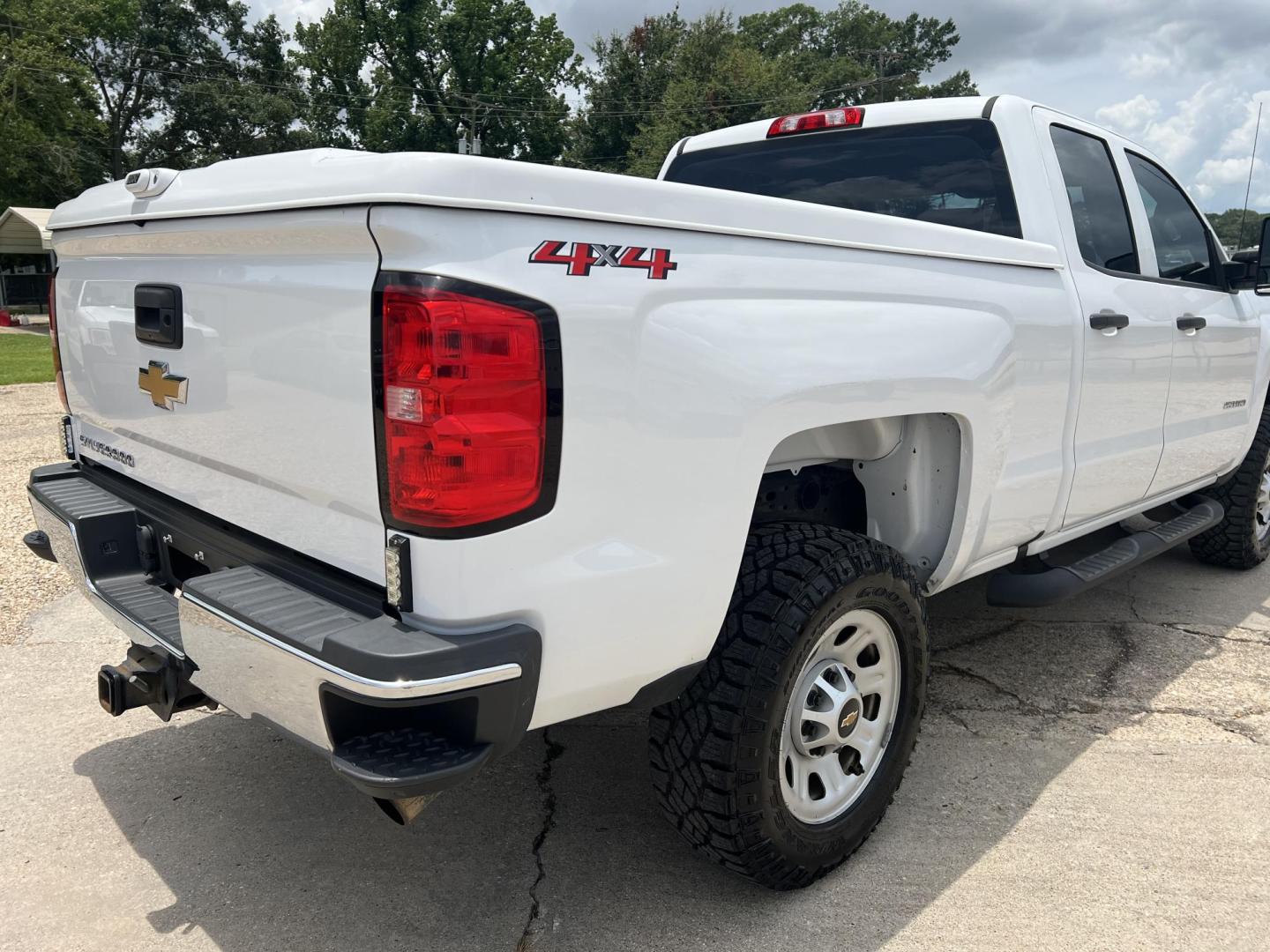 2018 White /Gray Chevrolet Silverado 2500HD Work Truck (1GC2KUEG8JZ) with an 6.0L V8 engine, 6-Speed Automatic transmission, located at 4520 Airline Hwy, Baton Rouge, LA, 70805, (225) 357-1497, 30.509325, -91.145432 - 2018 Chevrolet Silverado 2500 Double Cab 4X4 6.0 V8 Gas, 152K Miles, Cold A/C, Power Windows, Locks & Mirrors, Backup Camera, New Tires,Tow Package, ARE Bed Cover, Cargo Glide In The Bed. FOR INFO PLEASE CONTACT JEFF AT 225-413-0981 CHECK OUT OUR A+ RATING WITH THE BETTER BUSINESS BUREAU WE HAVE B - Photo#4