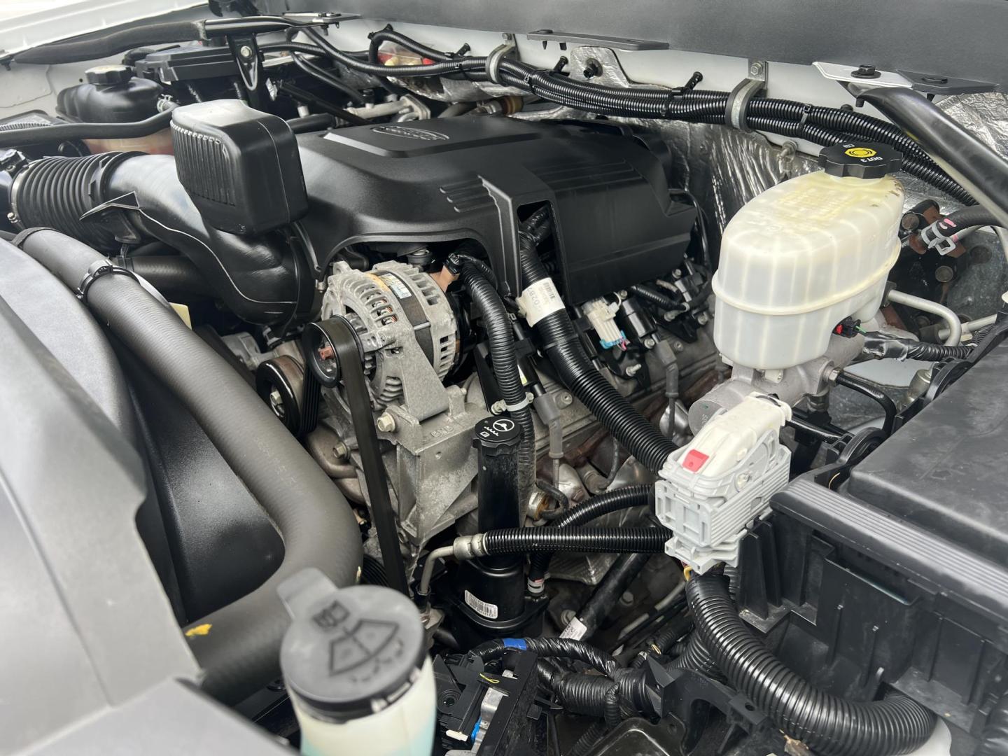 2018 White /Gray Chevrolet Silverado 2500HD Work Truck (1GC2KUEG8JZ) with an 6.0L V8 engine, 6-Speed Automatic transmission, located at 4520 Airline Hwy, Baton Rouge, LA, 70805, (225) 357-1497, 30.509325, -91.145432 - 2018 Chevrolet Silverado 2500 Double Cab 4X4 6.0 V8 Gas, 152K Miles, Cold A/C, Power Windows, Locks & Mirrors, Backup Camera, New Tires,Tow Package, ARE Bed Cover, Cargo Glide In The Bed. FOR INFO PLEASE CONTACT JEFF AT 225-413-0981 CHECK OUT OUR A+ RATING WITH THE BETTER BUSINESS BUREAU WE HAVE B - Photo#10