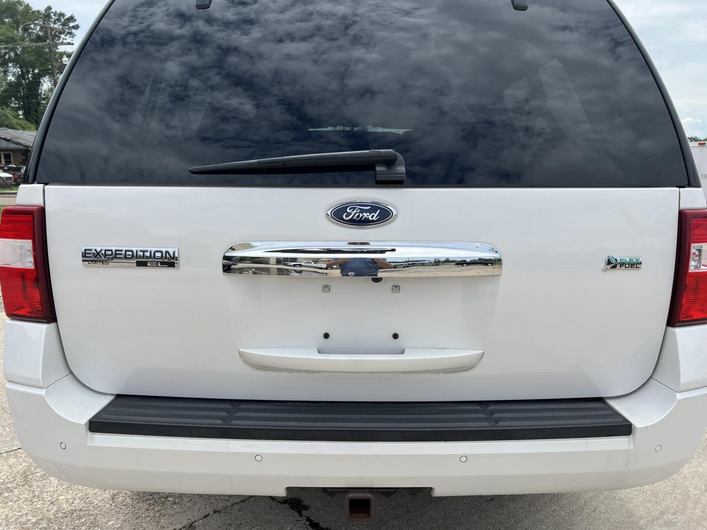 2013 White /Tan Ford Expedition Limited (1FMJK1K58DE) with an 5.4L V8 SOHC 16V FFV engine, 6-Speed Automatic transmission, located at 4520 Airline Hwy, Baton Rouge, LA, 70805, (225) 357-1497, 30.509325, -91.145432 - 2013 Ford Expedition EL Limited ***NO ACCIDENTS*** 5.4 V8 Gas, 169K Miles, Leather, Seating For 7, Sunroof, Fully Loaded, Cold A/C, Backup Camera, Tow Package. FOR INFO PLEASE CONTACT JEFF AT 225-413-0981 CHECK OUT OUR A+ RATING WITH THE BETTER BUSINESS BUREAU WE HAVE BEEN A FAMILY OWNED AND OPERA - Photo#6