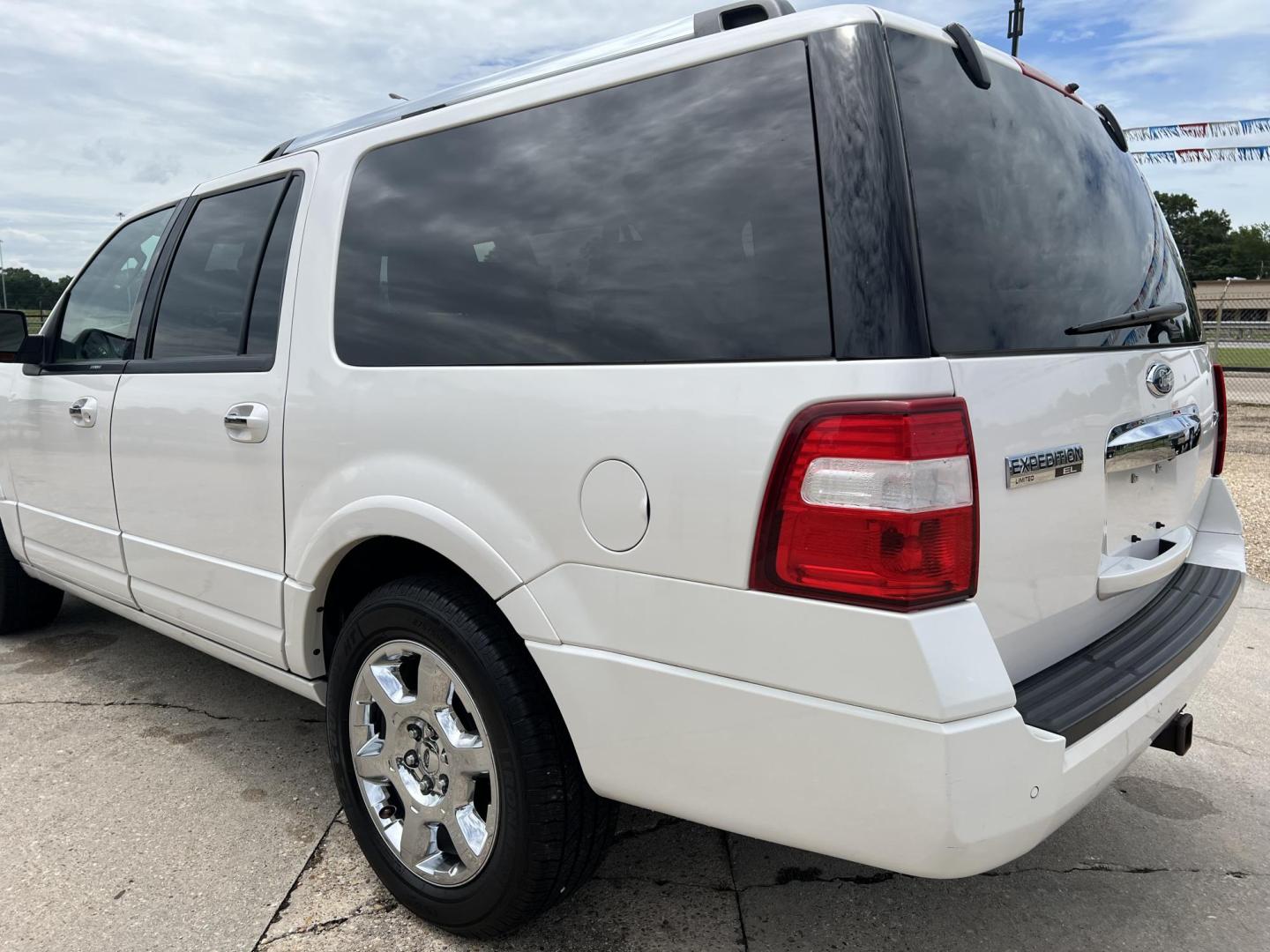 2013 White /Tan Ford Expedition Limited (1FMJK1K58DE) with an 5.4L V8 SOHC 16V FFV engine, 6-Speed Automatic transmission, located at 4520 Airline Hwy, Baton Rouge, LA, 70805, (225) 357-1497, 30.509325, -91.145432 - 2013 Ford Expedition EL Limited ***NO ACCIDENTS*** 5.4 V8 Gas, 169K Miles, Leather, Seating For 7, Sunroof, Fully Loaded, Cold A/C, Backup Camera, Tow Package. FOR INFO PLEASE CONTACT JEFF AT 225-413-0981 CHECK OUT OUR A+ RATING WITH THE BETTER BUSINESS BUREAU WE HAVE BEEN A FAMILY OWNED AND OPERA - Photo#7