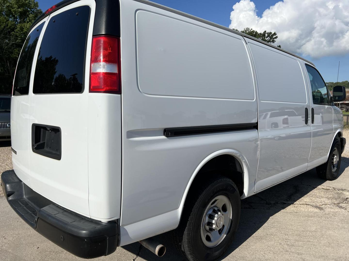 2019 White /Gray Chevrolet Express 2500 Cargo (1GCWGAFG8K1) with an 6.0L V8 engine, 6-Speed Automatic transmission, located at 4520 Airline Hwy, Baton Rouge, LA, 70805, (225) 357-1497, 30.509325, -91.145432 - 2019 Chevrolet Express 2500 Cargo **NO ACCIDENTS** 6.0 V8 Gas, 154K Miles, A/C & Heat, Power Windows & Locks, Rear Camera. Has Minor Dings. FOR INFORMATION, PLEASE CONTACT JEFF AT 225-413-0981 CHECK OUT OUR A+ RATING WITH THE BETTER BUSINESS BUREAU WE HAVE BEEN A FAMILY OWNED AND OPERATED BUSINESS - Photo#5