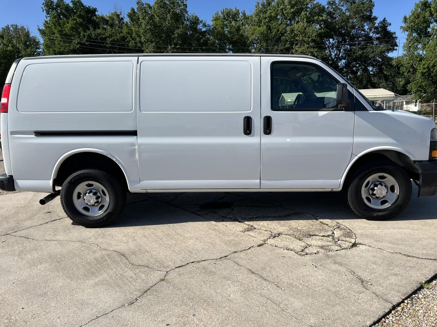 2019 White /Gray Chevrolet Express 2500 Cargo (1GCWGAFG8K1) with an 6.0L V8 engine, 6-Speed Automatic transmission, located at 4520 Airline Hwy, Baton Rouge, LA, 70805, (225) 357-1497, 30.509325, -91.145432 - 2019 Chevrolet Express 2500 Cargo **NO ACCIDENTS** 6.0 V8 Gas, 154K Miles, A/C & Heat, Power Windows & Locks, Rear Camera. Has Minor Dings. FOR INFORMATION, PLEASE CONTACT JEFF AT 225-413-0981 CHECK OUT OUR A+ RATING WITH THE BETTER BUSINESS BUREAU WE HAVE BEEN A FAMILY OWNED AND OPERATED BUSINESS - Photo#4