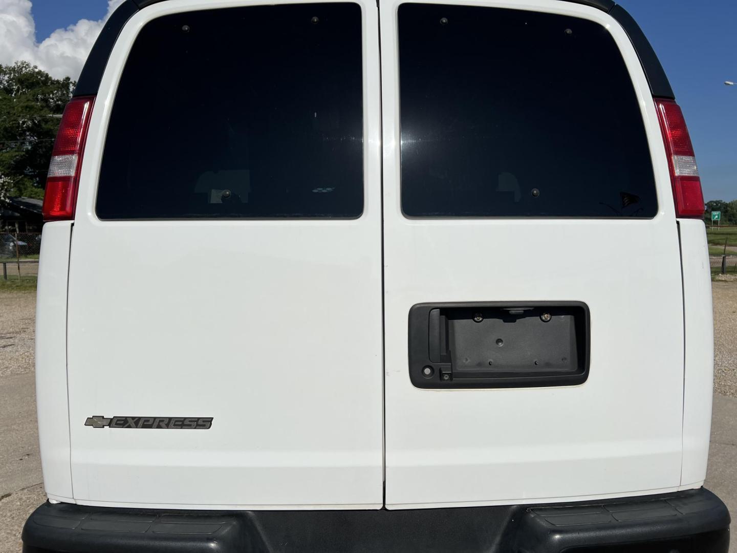 2019 White /Gray Chevrolet Express 2500 Cargo (1GCWGAFG8K1) with an 6.0L V8 engine, 6-Speed Automatic transmission, located at 4520 Airline Hwy, Baton Rouge, LA, 70805, (225) 357-1497, 30.509325, -91.145432 - 2019 Chevrolet Express 2500 Cargo **NO ACCIDENTS** 6.0 V8 Gas, 154K Miles, A/C & Heat, Power Windows & Locks, Rear Camera. Has Minor Dings. FOR INFORMATION, PLEASE CONTACT JEFF AT 225-413-0981 CHECK OUT OUR A+ RATING WITH THE BETTER BUSINESS BUREAU WE HAVE BEEN A FAMILY OWNED AND OPERATED BUSINESS - Photo#6