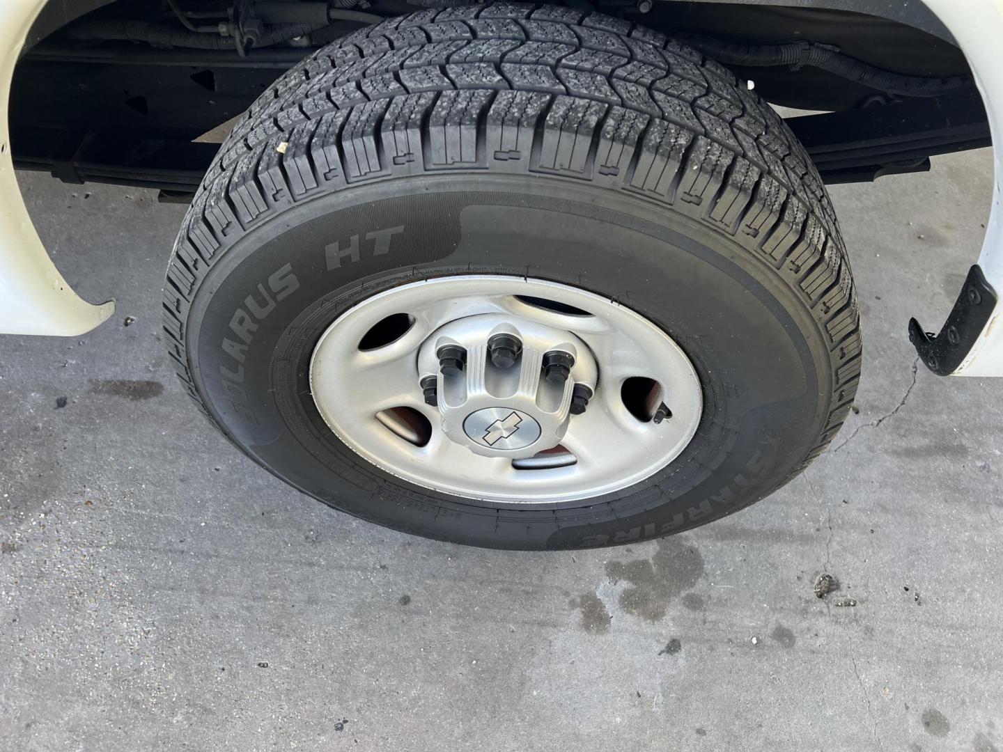 2019 White /Gray Chevrolet Express 2500 Cargo (1GCWGAFG8K1) with an 6.0L V8 engine, 6-Speed Automatic transmission, located at 4520 Airline Hwy, Baton Rouge, LA, 70805, (225) 357-1497, 30.509325, -91.145432 - 2019 Chevrolet Express 2500 Cargo **NO ACCIDENTS** 6.0 V8 Gas, 154K Miles, A/C & Heat, Power Windows & Locks, Rear Camera. Has Minor Dings. FOR INFORMATION, PLEASE CONTACT JEFF AT 225-413-0981 CHECK OUT OUR A+ RATING WITH THE BETTER BUSINESS BUREAU WE HAVE BEEN A FAMILY OWNED AND OPERATED BUSINESS - Photo#17