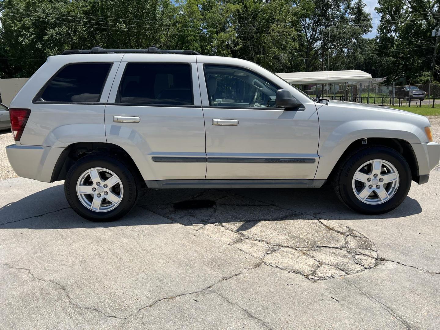2007 Tan /Tan Jeep Grand Cherokee Laredo (1J8HS48P87C) with an 4.7L V8 SOHC 16V FFV engine, 5-Speed Automatic Overdrive transmission, located at 4520 Airline Hwy, Baton Rouge, LA, 70805, (225) 357-1497, 30.509325, -91.145432 - 2007 Jeep Grand Cherokee Laredo***NO ACCIDENTS*** 4.7 V8 Gas, 113K Miles, Sunroof, Heated Leather, Cold A/C, Power Windows, Locks & Mirrors. FOR INFO PLEASE CONTACT JEFF AT 225-413-0981 CHECK OUT OUR A+ RATING WITH THE BETTER BUSINESS BUREAU WE HAVE BEEN A FAMILY OWNED AND OPERATED BUSINESS AT THE S - Photo#4