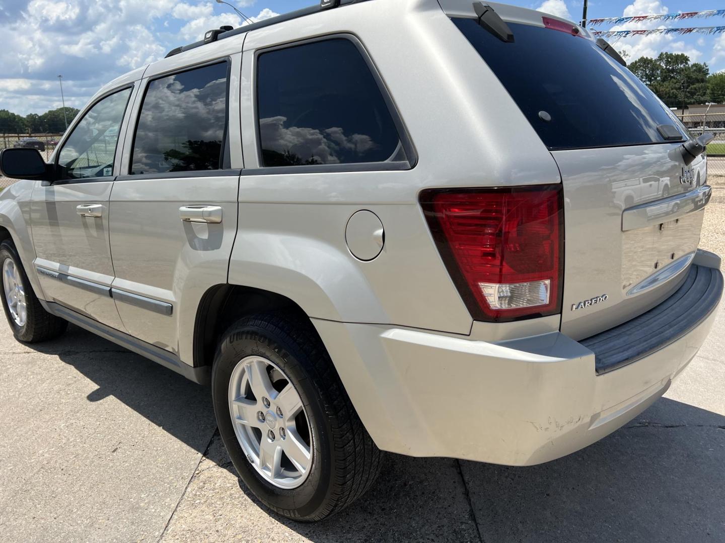 2007 Tan /Tan Jeep Grand Cherokee Laredo (1J8HS48P87C) with an 4.7L V8 SOHC 16V FFV engine, 5-Speed Automatic Overdrive transmission, located at 4520 Airline Hwy, Baton Rouge, LA, 70805, (225) 357-1497, 30.509325, -91.145432 - 2007 Jeep Grand Cherokee Laredo***NO ACCIDENTS*** 4.7 V8 Gas, 113K Miles, Sunroof, Heated Leather, Cold A/C, Power Windows, Locks & Mirrors. FOR INFO PLEASE CONTACT JEFF AT 225-413-0981 CHECK OUT OUR A+ RATING WITH THE BETTER BUSINESS BUREAU WE HAVE BEEN A FAMILY OWNED AND OPERATED BUSINESS AT THE S - Photo#7