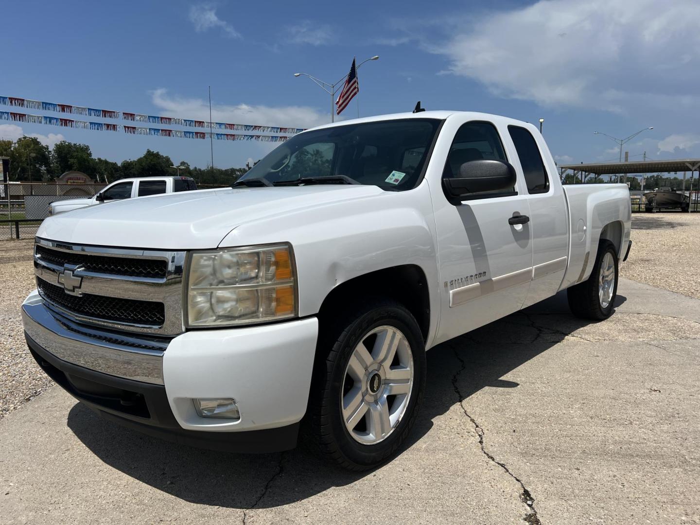 2007 White /Gray Chevrolet Silverado 1500 LT (1GCEC19JX7Z) with an 5.3L V8 engine, 4-Speed Automatic Overdrive transmission, located at 4520 Airline Hwy, Baton Rouge, LA, 70805, (225) 357-1497, 30.509325, -91.145432 - 2007 Chevrolet Silverado 1500 Ext Cab LT 5.3 V8 Gas **ONLY 98K Miles** Cold A/C, Power Windows, Locks & Mirrors, Tow Package. FOR INFO PLEASE CONTACT JEFF AT 225-413-0981 CHECK OUT OUR A+ RATING WITH THE BETTER BUSINESS BUREAU WE HAVE BEEN A FAMILY OWNED AND OPERATED BUSINESS AT THE SAME LOCATION FO - Photo#0