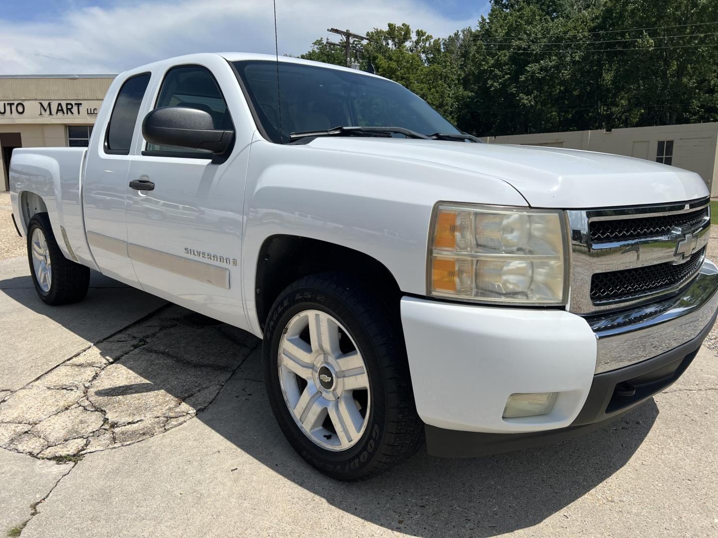 2007 White /Gray Chevrolet Silverado 1500 LT (1GCEC19JX7Z) with an 5.3L V8 engine, 4-Speed Automatic Overdrive transmission, located at 4520 Airline Hwy, Baton Rouge, LA, 70805, (225) 357-1497, 30.509325, -91.145432 - 2007 Chevrolet Silverado 1500 Ext Cab LT 5.3 V8 Gas **ONLY 98K Miles** Cold A/C, Power Windows, Locks & Mirrors, Tow Package. FOR INFO PLEASE CONTACT JEFF AT 225-413-0981 CHECK OUT OUR A+ RATING WITH THE BETTER BUSINESS BUREAU WE HAVE BEEN A FAMILY OWNED AND OPERATED BUSINESS AT THE SAME LOCATION FO - Photo#3