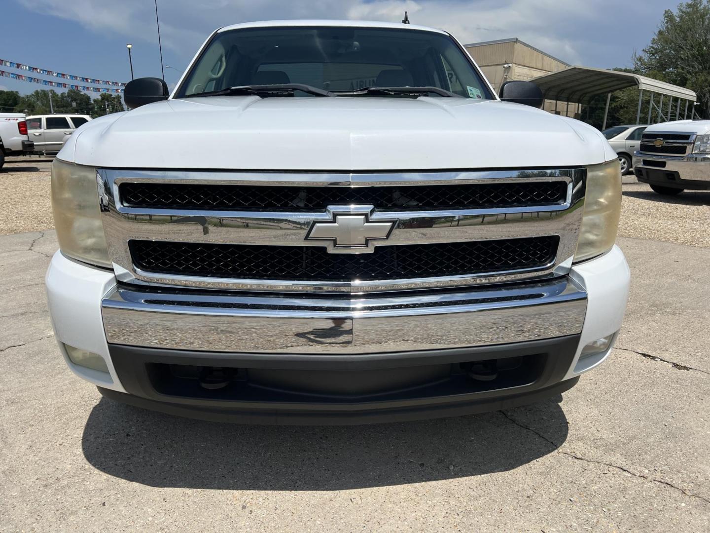 2007 White /Gray Chevrolet Silverado 1500 LT (1GCEC19JX7Z) with an 5.3L V8 engine, 4-Speed Automatic Overdrive transmission, located at 4520 Airline Hwy, Baton Rouge, LA, 70805, (225) 357-1497, 30.509325, -91.145432 - 2007 Chevrolet Silverado 1500 Ext Cab LT 5.3 V8 Gas **ONLY 98K Miles** Cold A/C, Power Windows, Locks & Mirrors, Tow Package. FOR INFO PLEASE CONTACT JEFF AT 225-413-0981 CHECK OUT OUR A+ RATING WITH THE BETTER BUSINESS BUREAU WE HAVE BEEN A FAMILY OWNED AND OPERATED BUSINESS AT THE SAME LOCATION FO - Photo#2