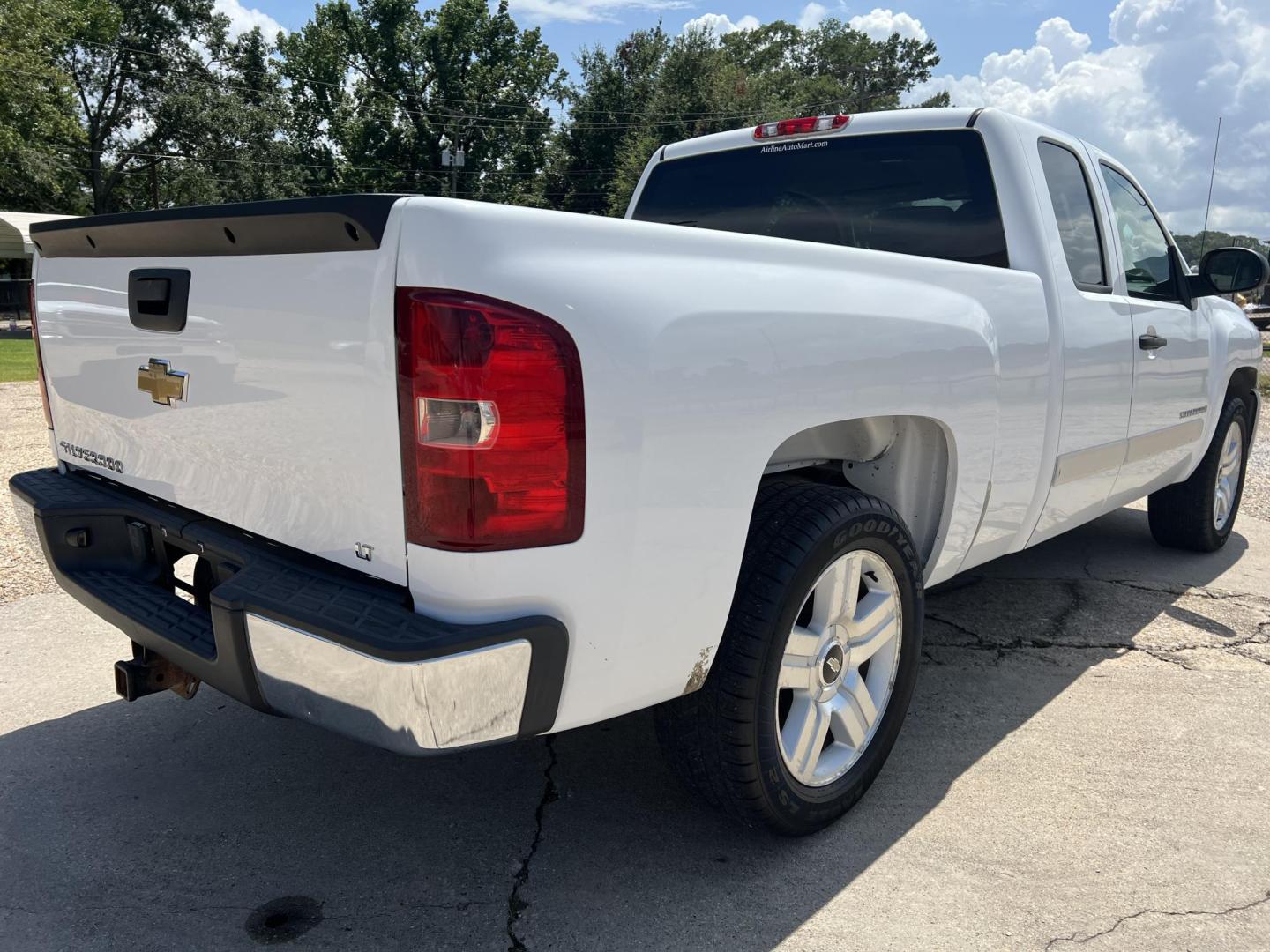 2007 White /Gray Chevrolet Silverado 1500 LT (1GCEC19JX7Z) with an 5.3L V8 engine, 4-Speed Automatic Overdrive transmission, located at 4520 Airline Hwy, Baton Rouge, LA, 70805, (225) 357-1497, 30.509325, -91.145432 - 2007 Chevrolet Silverado 1500 Ext Cab LT 5.3 V8 Gas **ONLY 98K Miles** Cold A/C, Power Windows, Locks & Mirrors, Tow Package. FOR INFO PLEASE CONTACT JEFF AT 225-413-0981 CHECK OUT OUR A+ RATING WITH THE BETTER BUSINESS BUREAU WE HAVE BEEN A FAMILY OWNED AND OPERATED BUSINESS AT THE SAME LOCATION FO - Photo#5