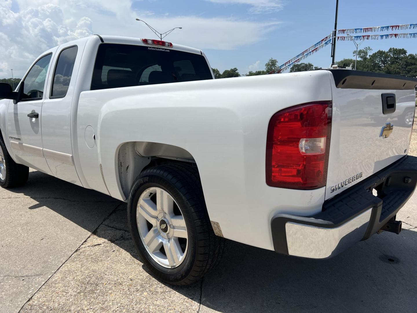 2007 White /Gray Chevrolet Silverado 1500 LT (1GCEC19JX7Z) with an 5.3L V8 engine, 4-Speed Automatic Overdrive transmission, located at 4520 Airline Hwy, Baton Rouge, LA, 70805, (225) 357-1497, 30.509325, -91.145432 - 2007 Chevrolet Silverado 1500 Ext Cab LT 5.3 V8 Gas **ONLY 98K Miles** Cold A/C, Power Windows, Locks & Mirrors, Tow Package. FOR INFO PLEASE CONTACT JEFF AT 225-413-0981 CHECK OUT OUR A+ RATING WITH THE BETTER BUSINESS BUREAU WE HAVE BEEN A FAMILY OWNED AND OPERATED BUSINESS AT THE SAME LOCATION FO - Photo#7