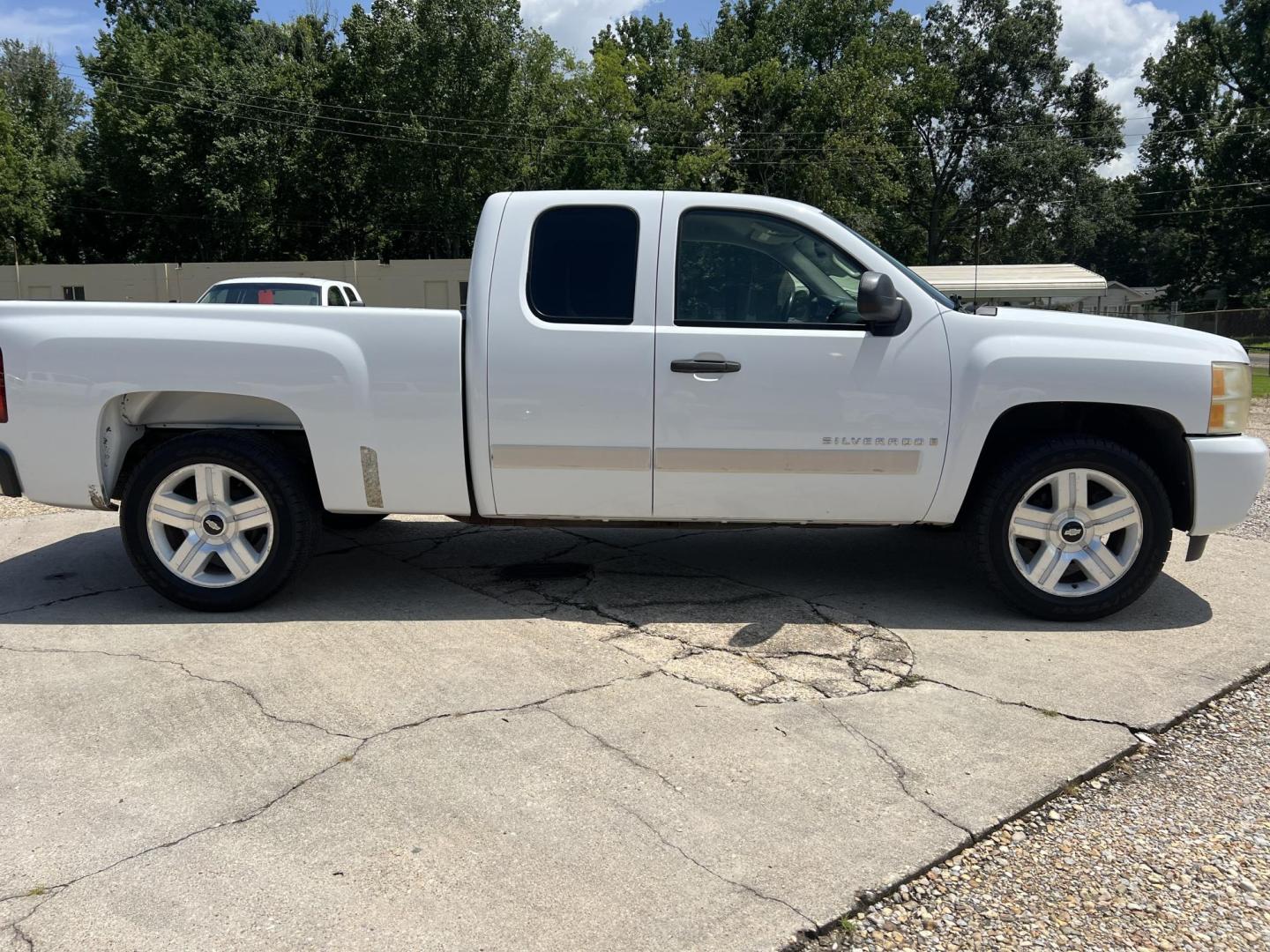 2007 White /Gray Chevrolet Silverado 1500 LT (1GCEC19JX7Z) with an 5.3L V8 engine, 4-Speed Automatic Overdrive transmission, located at 4520 Airline Hwy, Baton Rouge, LA, 70805, (225) 357-1497, 30.509325, -91.145432 - 2007 Chevrolet Silverado 1500 Ext Cab LT 5.3 V8 Gas **ONLY 98K Miles** Cold A/C, Power Windows, Locks & Mirrors, Tow Package. FOR INFO PLEASE CONTACT JEFF AT 225-413-0981 CHECK OUT OUR A+ RATING WITH THE BETTER BUSINESS BUREAU WE HAVE BEEN A FAMILY OWNED AND OPERATED BUSINESS AT THE SAME LOCATION FO - Photo#4