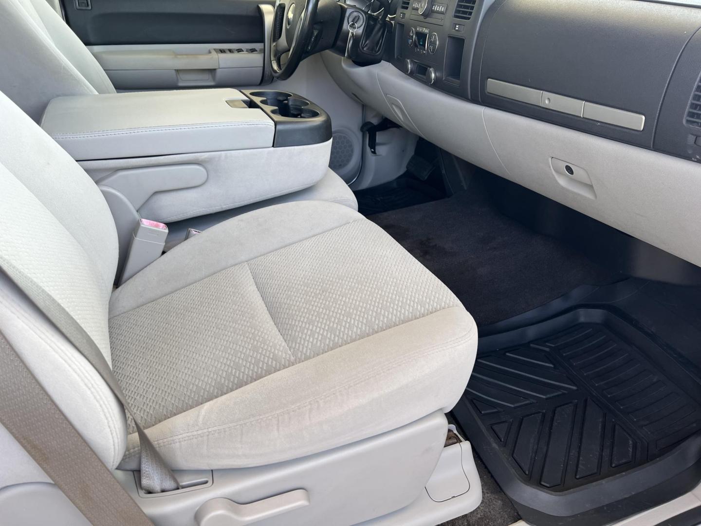 2007 White /Gray Chevrolet Silverado 1500 LT (1GCEC19JX7Z) with an 5.3L V8 engine, 4-Speed Automatic Overdrive transmission, located at 4520 Airline Hwy, Baton Rouge, LA, 70805, (225) 357-1497, 30.509325, -91.145432 - 2007 Chevrolet Silverado 1500 Ext Cab LT 5.3 V8 Gas **ONLY 98K Miles** Cold A/C, Power Windows, Locks & Mirrors, Tow Package. FOR INFO PLEASE CONTACT JEFF AT 225-413-0981 CHECK OUT OUR A+ RATING WITH THE BETTER BUSINESS BUREAU WE HAVE BEEN A FAMILY OWNED AND OPERATED BUSINESS AT THE SAME LOCATION FO - Photo#9