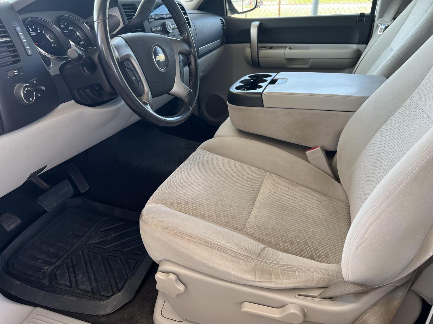 2007 White /Gray Chevrolet Silverado 1500 LT (1GCEC19JX7Z) with an 5.3L V8 engine, 4-Speed Automatic Overdrive transmission, located at 4520 Airline Hwy, Baton Rouge, LA, 70805, (225) 357-1497, 30.509325, -91.145432 - 2007 Chevrolet Silverado 1500 Ext Cab LT 5.3 V8 Gas **ONLY 98K Miles** Cold A/C, Power Windows, Locks & Mirrors, Tow Package. FOR INFO PLEASE CONTACT JEFF AT 225-413-0981 CHECK OUT OUR A+ RATING WITH THE BETTER BUSINESS BUREAU WE HAVE BEEN A FAMILY OWNED AND OPERATED BUSINESS AT THE SAME LOCATION FO - Photo#8