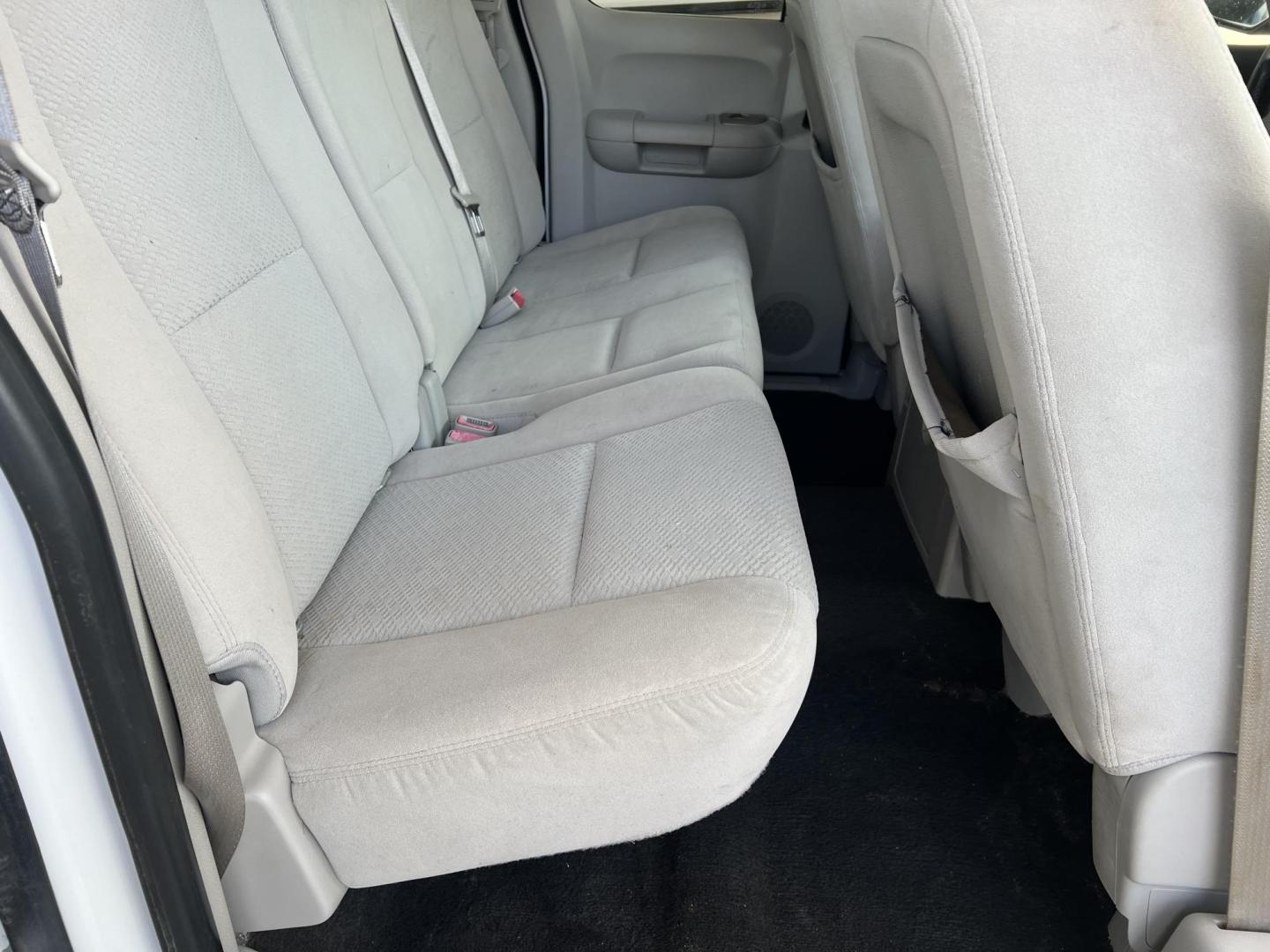 2007 White /Gray Chevrolet Silverado 1500 LT (1GCEC19JX7Z) with an 5.3L V8 engine, 4-Speed Automatic Overdrive transmission, located at 4520 Airline Hwy, Baton Rouge, LA, 70805, (225) 357-1497, 30.509325, -91.145432 - 2007 Chevrolet Silverado 1500 Ext Cab LT 5.3 V8 Gas **ONLY 98K Miles** Cold A/C, Power Windows, Locks & Mirrors, Tow Package. FOR INFO PLEASE CONTACT JEFF AT 225-413-0981 CHECK OUT OUR A+ RATING WITH THE BETTER BUSINESS BUREAU WE HAVE BEEN A FAMILY OWNED AND OPERATED BUSINESS AT THE SAME LOCATION FO - Photo#10
