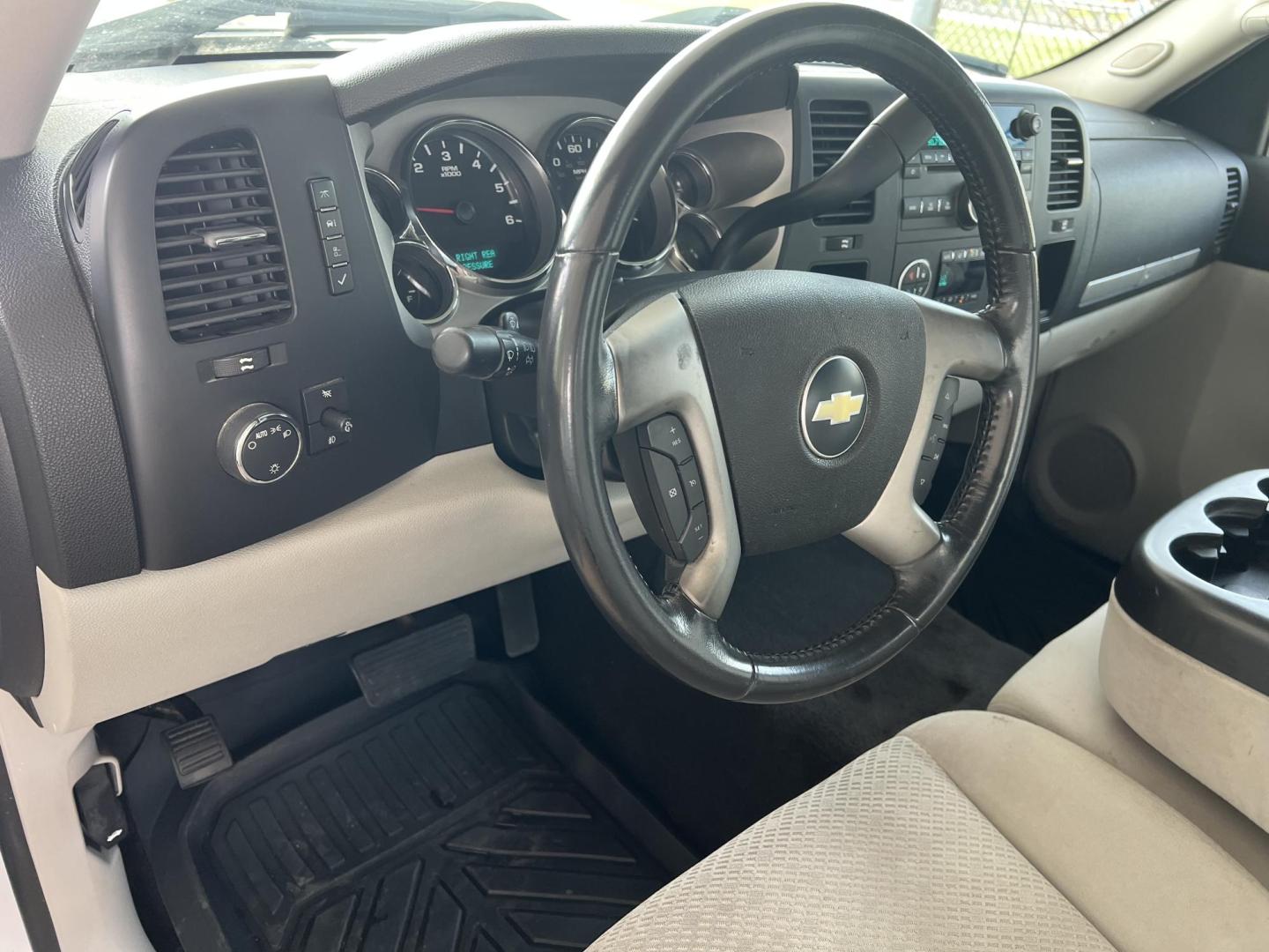 2007 White /Gray Chevrolet Silverado 1500 LT (1GCEC19JX7Z) with an 5.3L V8 engine, 4-Speed Automatic Overdrive transmission, located at 4520 Airline Hwy, Baton Rouge, LA, 70805, (225) 357-1497, 30.509325, -91.145432 - 2007 Chevrolet Silverado 1500 Ext Cab LT 5.3 V8 Gas **ONLY 98K Miles** Cold A/C, Power Windows, Locks & Mirrors, Tow Package. FOR INFO PLEASE CONTACT JEFF AT 225-413-0981 CHECK OUT OUR A+ RATING WITH THE BETTER BUSINESS BUREAU WE HAVE BEEN A FAMILY OWNED AND OPERATED BUSINESS AT THE SAME LOCATION FO - Photo#11
