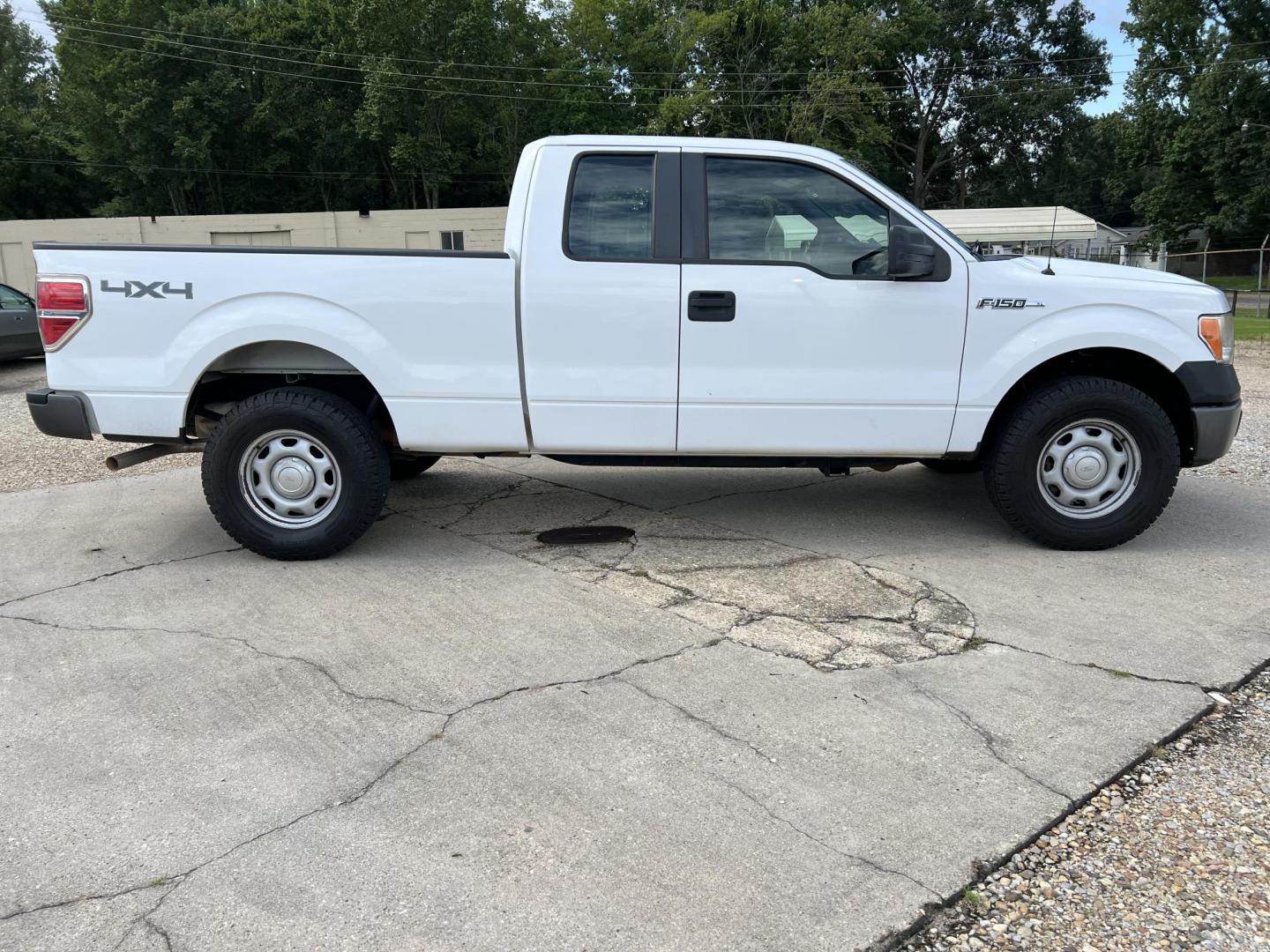 2014 White /Gray Ford F-150 XL (1FTEX1EM8EK) with an 3.7L V6 DOHC 24V engine, 6-Speed Automatic transmission, located at 4520 Airline Hwy, Baton Rouge, LA, 70805, (225) 357-1497, 30.509325, -91.145432 - 2014 Ford F150 SuperCab XL 4X4 3.7 V6 Gas (Not EcoBoost), 180K Miles, Cold A/C, Power Windows & Locks, Tow Package. FOR INFO PLEASE CONTACT JEFF AT 225-413-0981 CHECK OUT OUR A+ RATING WITH THE BETTER BUSINESS BUREAU WE HAVE BEEN A FAMILY OWNED AND OPERATED BUSINESS AT THE SAME LOCATION FOR OVER - Photo#4