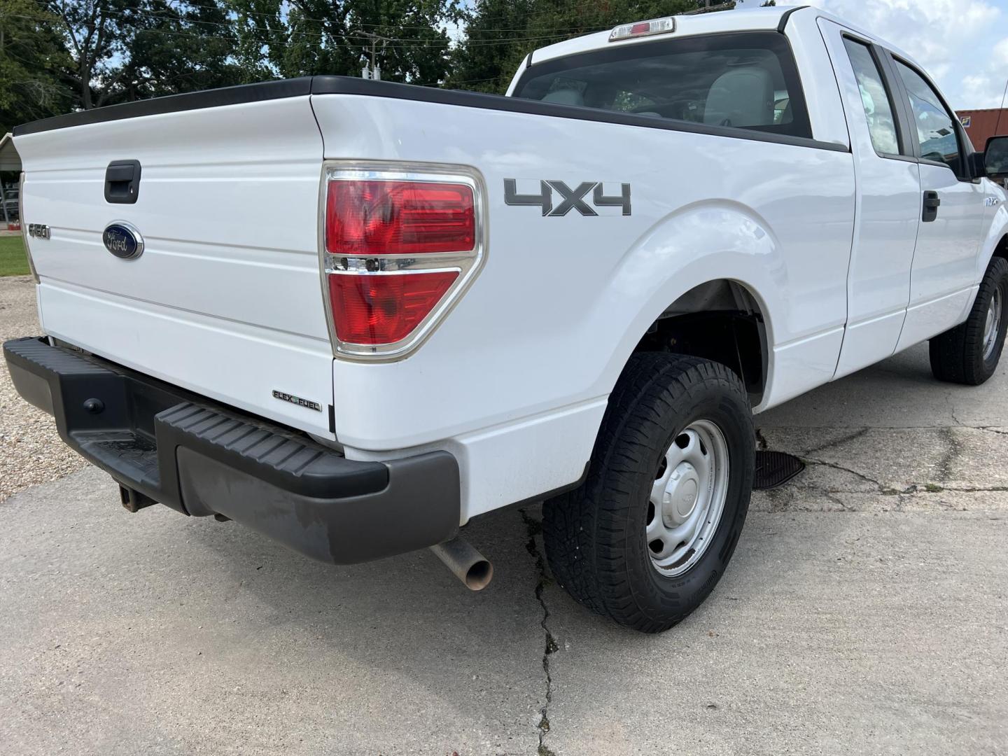 2014 White /Gray Ford F-150 XL (1FTEX1EM8EK) with an 3.7L V6 DOHC 24V engine, 6-Speed Automatic transmission, located at 4520 Airline Hwy, Baton Rouge, LA, 70805, (225) 357-1497, 30.509325, -91.145432 - 2014 Ford F150 SuperCab XL 4X4 3.7 V6 Gas (Not EcoBoost), 180K Miles, Cold A/C, Power Windows & Locks, Tow Package. FOR INFO PLEASE CONTACT JEFF AT 225-413-0981 CHECK OUT OUR A+ RATING WITH THE BETTER BUSINESS BUREAU WE HAVE BEEN A FAMILY OWNED AND OPERATED BUSINESS AT THE SAME LOCATION FOR OVER - Photo#5