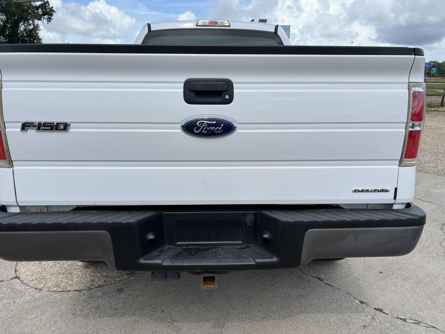 2014 White /Gray Ford F-150 XL (1FTEX1EM8EK) with an 3.7L V6 DOHC 24V engine, 6-Speed Automatic transmission, located at 4520 Airline Hwy, Baton Rouge, LA, 70805, (225) 357-1497, 30.509325, -91.145432 - 2014 Ford F150 SuperCab XL 4X4 3.7 V6 Gas (Not EcoBoost), 180K Miles, Cold A/C, Power Windows & Locks, Tow Package. FOR INFO PLEASE CONTACT JEFF AT 225-413-0981 CHECK OUT OUR A+ RATING WITH THE BETTER BUSINESS BUREAU WE HAVE BEEN A FAMILY OWNED AND OPERATED BUSINESS AT THE SAME LOCATION FOR OVER - Photo#6