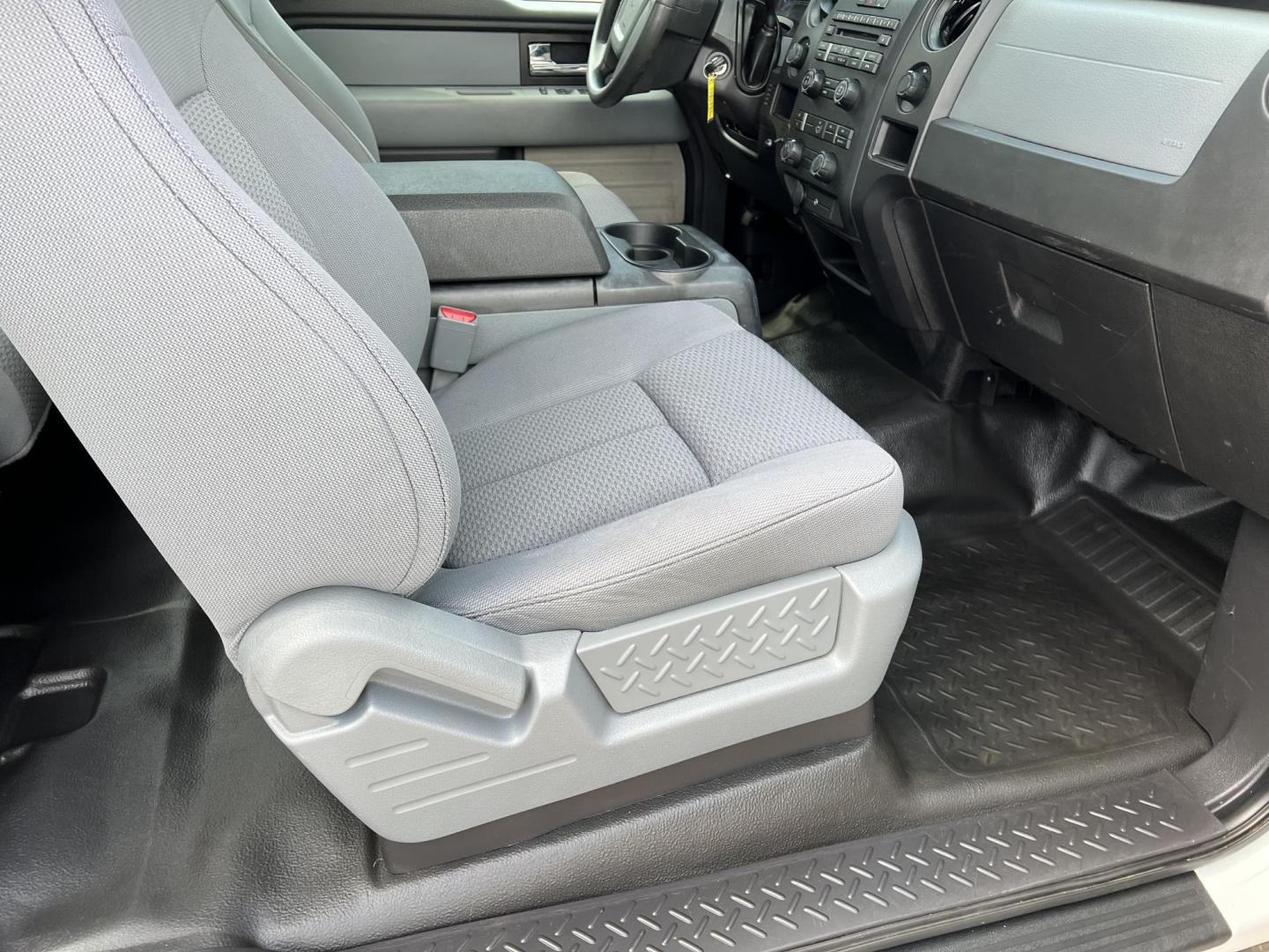 2014 White /Gray Ford F-150 XL (1FTEX1EM8EK) with an 3.7L V6 DOHC 24V engine, 6-Speed Automatic transmission, located at 4520 Airline Hwy, Baton Rouge, LA, 70805, (225) 357-1497, 30.509325, -91.145432 - 2014 Ford F150 SuperCab XL 4X4 3.7 V6 Gas (Not EcoBoost), 180K Miles, Cold A/C, Power Windows & Locks, Tow Package. FOR INFO PLEASE CONTACT JEFF AT 225-413-0981 CHECK OUT OUR A+ RATING WITH THE BETTER BUSINESS BUREAU WE HAVE BEEN A FAMILY OWNED AND OPERATED BUSINESS AT THE SAME LOCATION FOR OVER - Photo#9