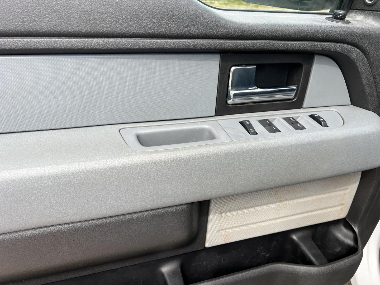 2014 White /Gray Ford F-150 XL (1FTEX1EM8EK) with an 3.7L V6 DOHC 24V engine, 6-Speed Automatic transmission, located at 4520 Airline Hwy, Baton Rouge, LA, 70805, (225) 357-1497, 30.509325, -91.145432 - 2014 Ford F150 SuperCab XL 4X4 3.7 V6 Gas (Not EcoBoost), 180K Miles, Cold A/C, Power Windows & Locks, Tow Package. FOR INFO PLEASE CONTACT JEFF AT 225-413-0981 CHECK OUT OUR A+ RATING WITH THE BETTER BUSINESS BUREAU WE HAVE BEEN A FAMILY OWNED AND OPERATED BUSINESS AT THE SAME LOCATION FOR OVER - Photo#13