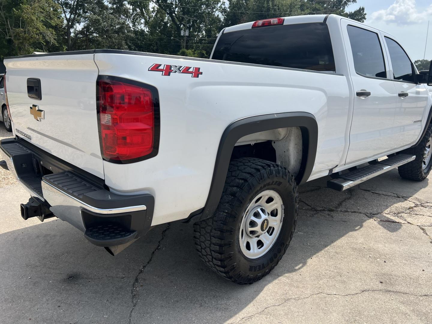 2019 White /Gray Chevrolet Silverado 2500HD Work Truck (1GC1KREG1KF) with an 6.0L V8 engine, 6-Speed Automatic transmission, located at 4520 Airline Hwy, Baton Rouge, LA, 70805, (225) 357-1497, 30.509325, -91.145432 - 2019 Chevrolet Silverado 2500HD Crew Cab 4X4 **NO ACCIDENTS** 6.0 V8 Gas, 197K Miles, Cold A/C, Power Seat, Windows, Locks & Mirrors, Backup Camera, Spray In Bedliner, Good Tires, Tow Package. FOR INFO PLEASE CONTACT JEFF AT 225-413-0981. CHECK OUT OUR A+ RATING WITH THE BETTER BUSINESS BUREAU. WE- Photo#5
