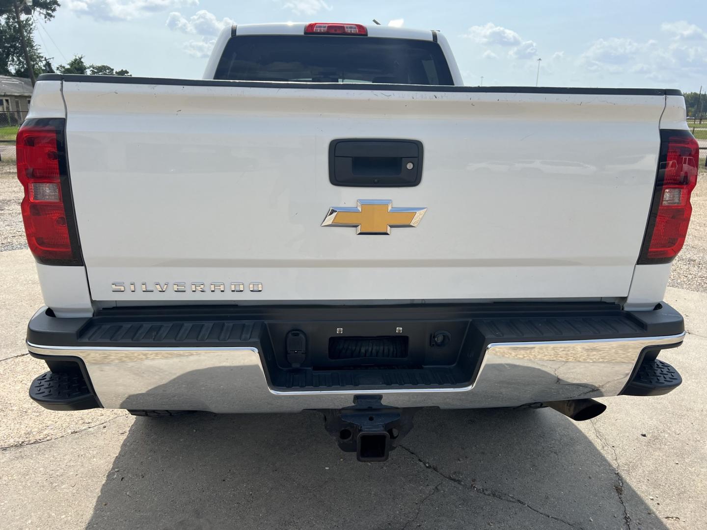 2019 White /Gray Chevrolet Silverado 2500HD Work Truck (1GC1KREG1KF) with an 6.0L V8 engine, 6-Speed Automatic transmission, located at 4520 Airline Hwy, Baton Rouge, LA, 70805, (225) 357-1497, 30.509325, -91.145432 - 2019 Chevrolet Silverado 2500HD Crew Cab 4X4 **NO ACCIDENTS** 6.0 V8 Gas, 197K Miles, Cold A/C, Power Seat, Windows, Locks & Mirrors, Backup Camera, Spray In Bedliner, Good Tires, Tow Package. FOR INFO PLEASE CONTACT JEFF AT 225-413-0981. CHECK OUT OUR A+ RATING WITH THE BETTER BUSINESS BUREAU. WE- Photo#6