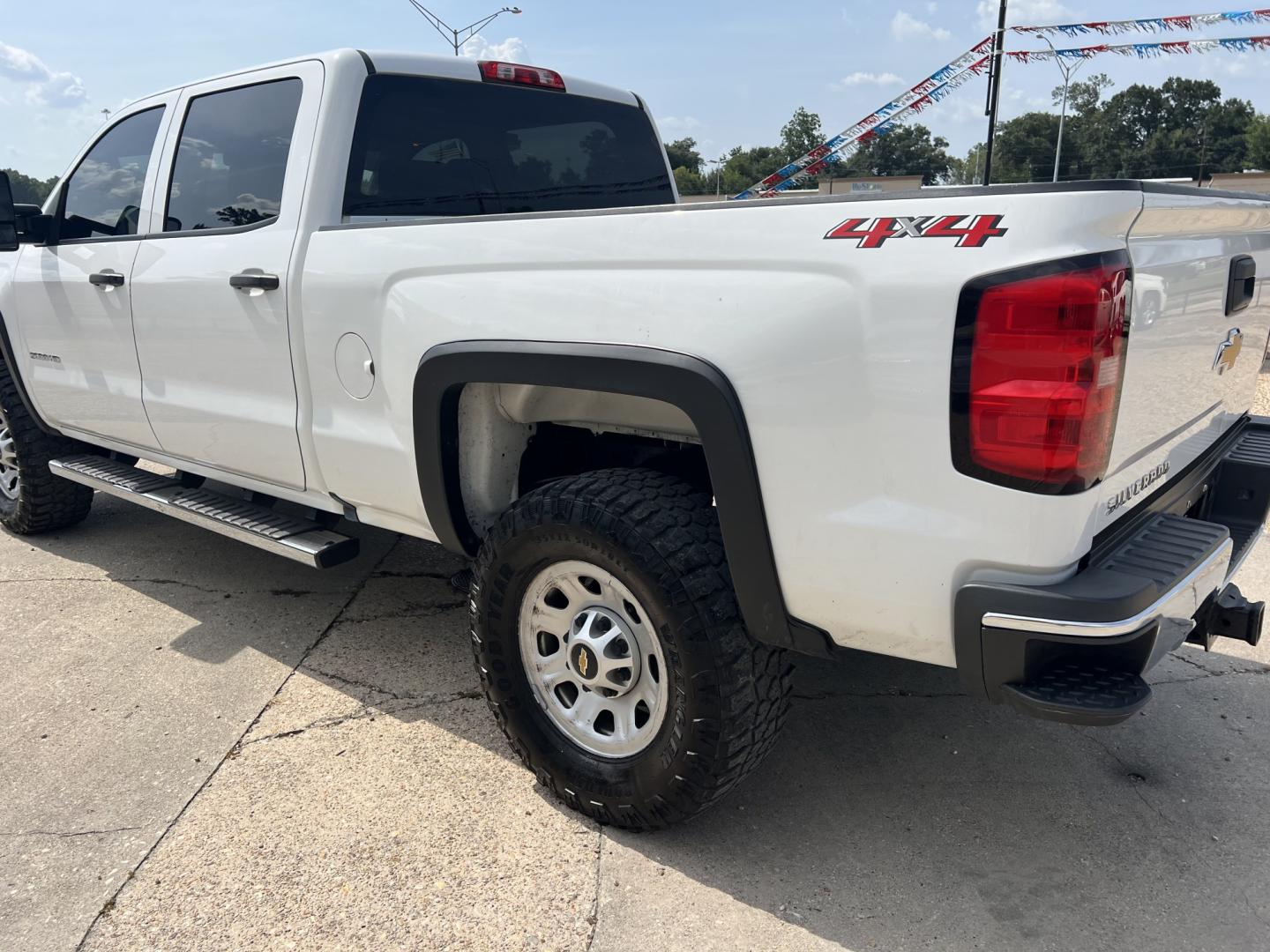 2019 White /Gray Chevrolet Silverado 2500HD Work Truck (1GC1KREG1KF) with an 6.0L V8 engine, 6-Speed Automatic transmission, located at 4520 Airline Hwy, Baton Rouge, LA, 70805, (225) 357-1497, 30.509325, -91.145432 - 2019 Chevrolet Silverado 2500HD Crew Cab 4X4 **NO ACCIDENTS** 6.0 V8 Gas, 197K Miles, Cold A/C, Power Seat, Windows, Locks & Mirrors, Backup Camera, Spray In Bedliner, Good Tires, Tow Package. FOR INFO PLEASE CONTACT JEFF AT 225-413-0981. CHECK OUT OUR A+ RATING WITH THE BETTER BUSINESS BUREAU. WE- Photo#7